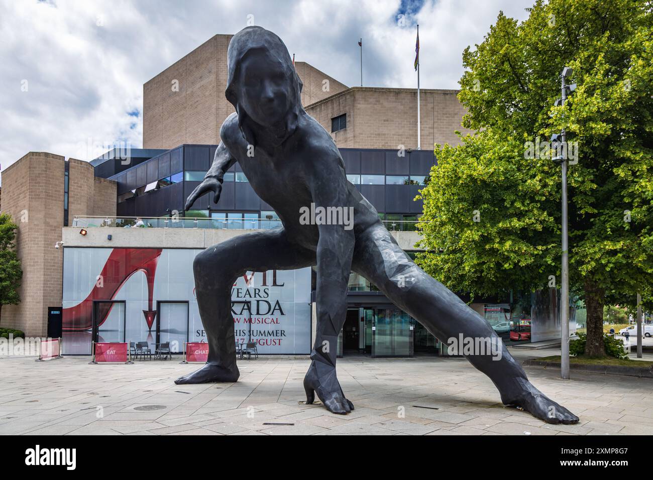 La scultura in bronzo "Messenger", di Joseph Hillier, fuori dal Theatre Royal Plymouth nel Devon Foto Stock