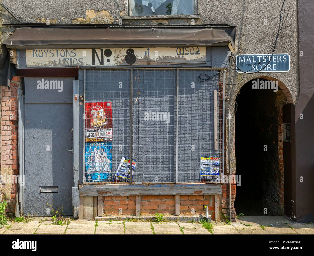 Negozio derelict Rosystones Curios, Maltsters Score, High Street, Lowestoft, Suffolk, Inghilterra, Regno Unito Foto Stock
