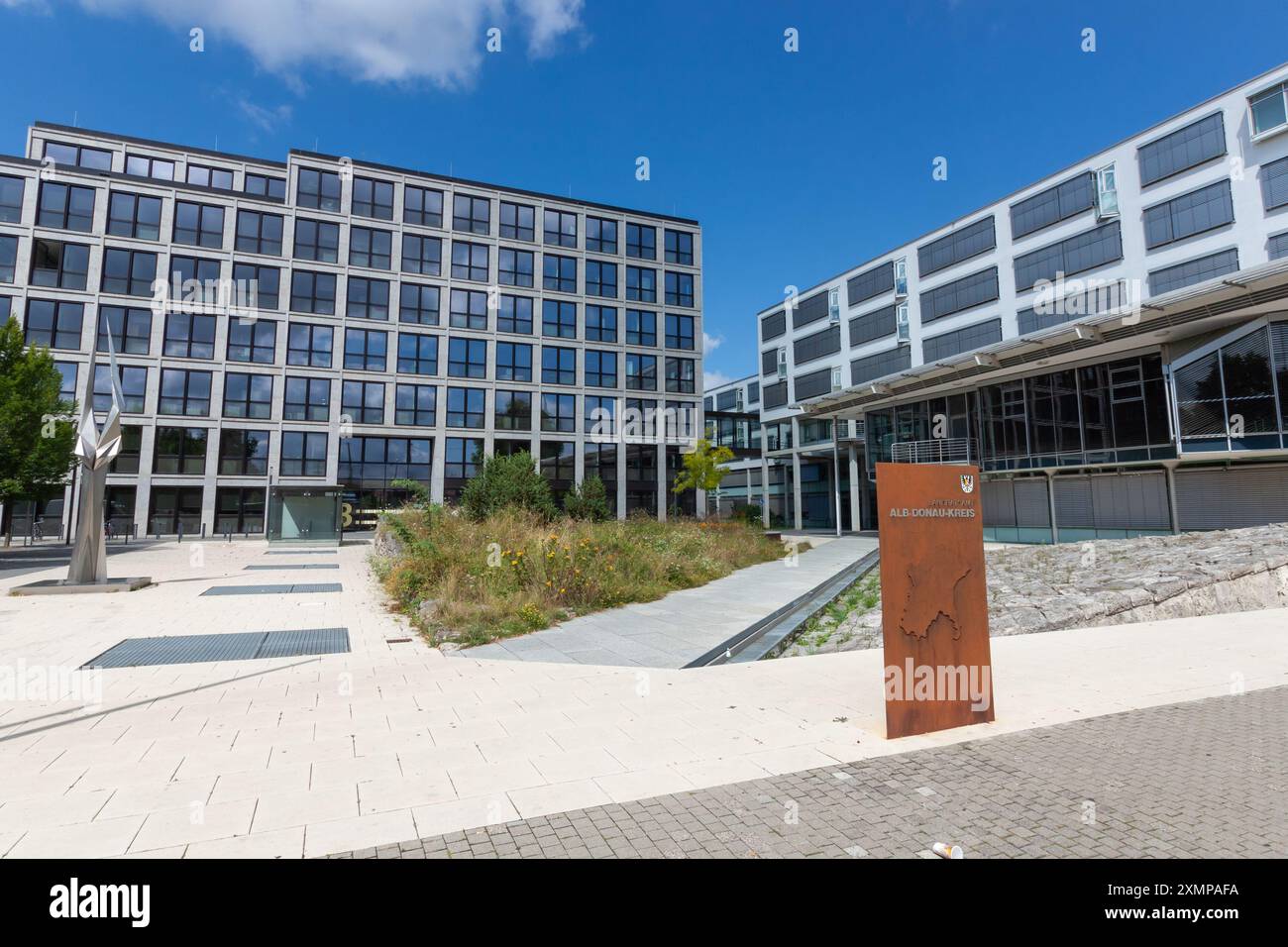 ULMA, GERMANIA - 28 LUGLIO 2024: Astrazione scultura in metallo sulla piazza di Landratsamt Alb-Donau-Kreis Foto Stock