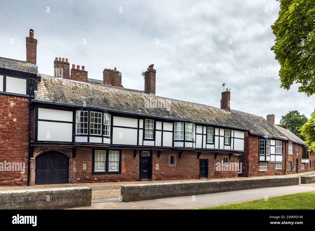 Edifici medievali tradizionali lungo la Cattedrale vicino al centro della città, Exeter, Devon, Regno Unito Foto Stock