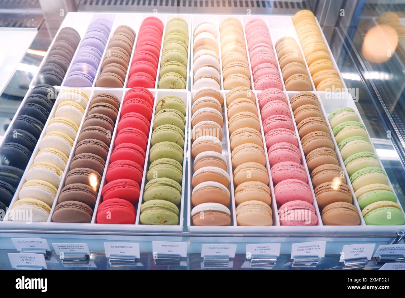 Colorato Macaron in una famosa pasticceria francese, nell'area di Seminyak, Bali. Foto Stock