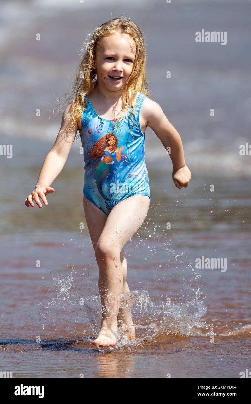 Paignton, Regno Unito 29 luglio 2024. I turisti godono del sole sulla spiaggia di Goodrington, parte della Riviera inglese a Devon, Regno Unito. Si prevede che le temperature nel Regno Unito raggiungano i 30 gradi, questa settimana. Nella foto è Dizie french (4) . L'AUTORIZZAZIONE DEI GENITORI È STATA CONCESSA PER QUESTA IMMAGINE credito: Mark Passmore/ Alamy Live News Foto Stock