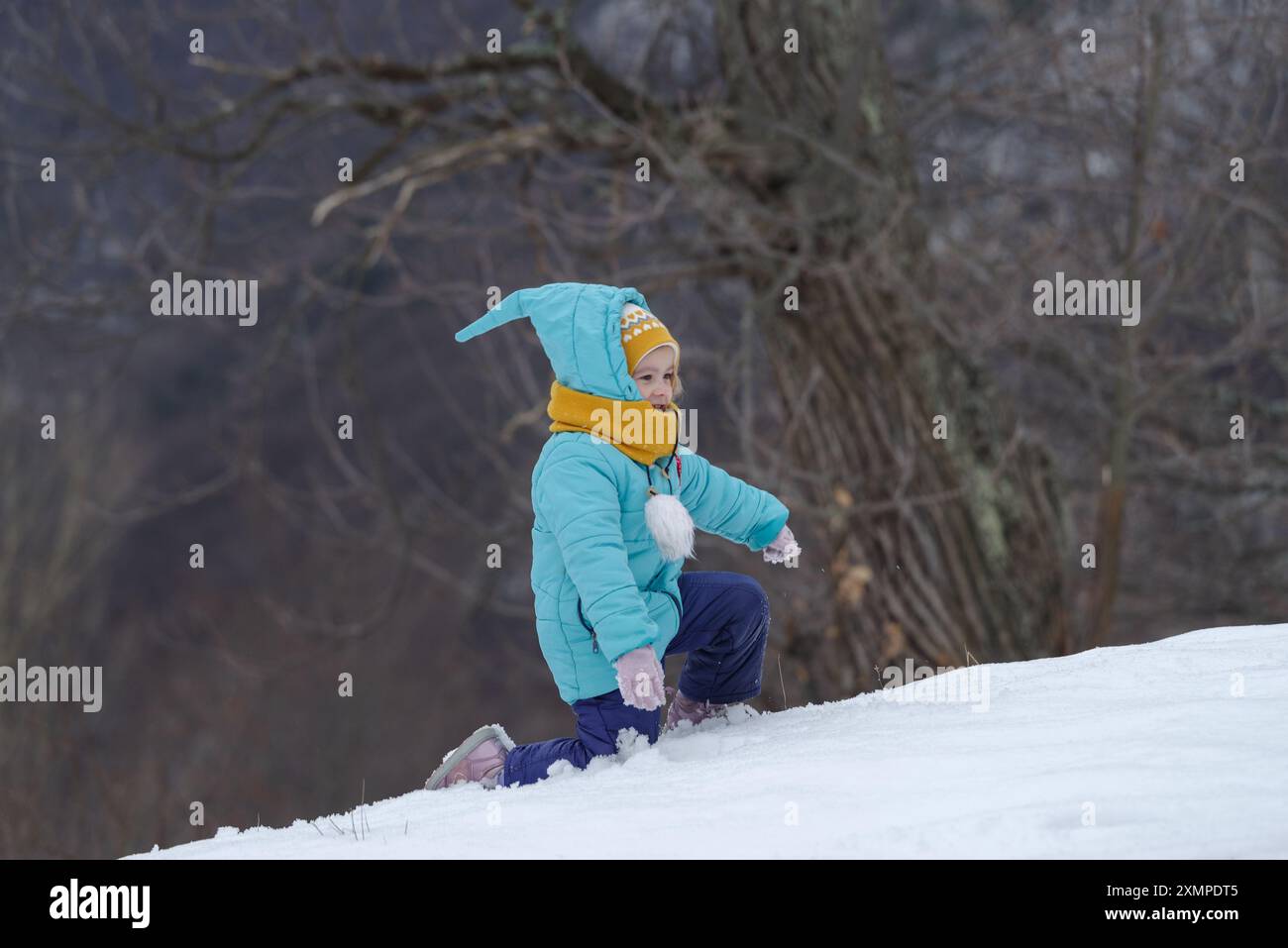 La bambina felice gioca con la neve Foto Stock