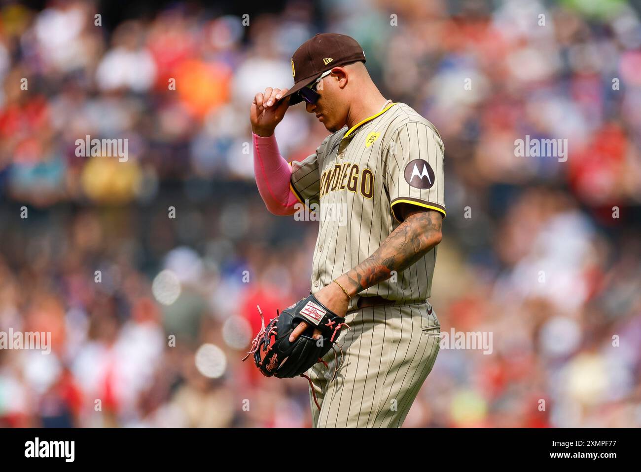 CLEVELAND, OH - 20 LUGLIO: Manny Machado n. 13 dei San Diego Padres si adatta il cappello durante una partita contro i Cleveland Guardians al Progressive Field il 20 luglio 2024 a Cleveland, Ohio. (Foto di Brandon Sloter/immagine di Sport) Foto Stock