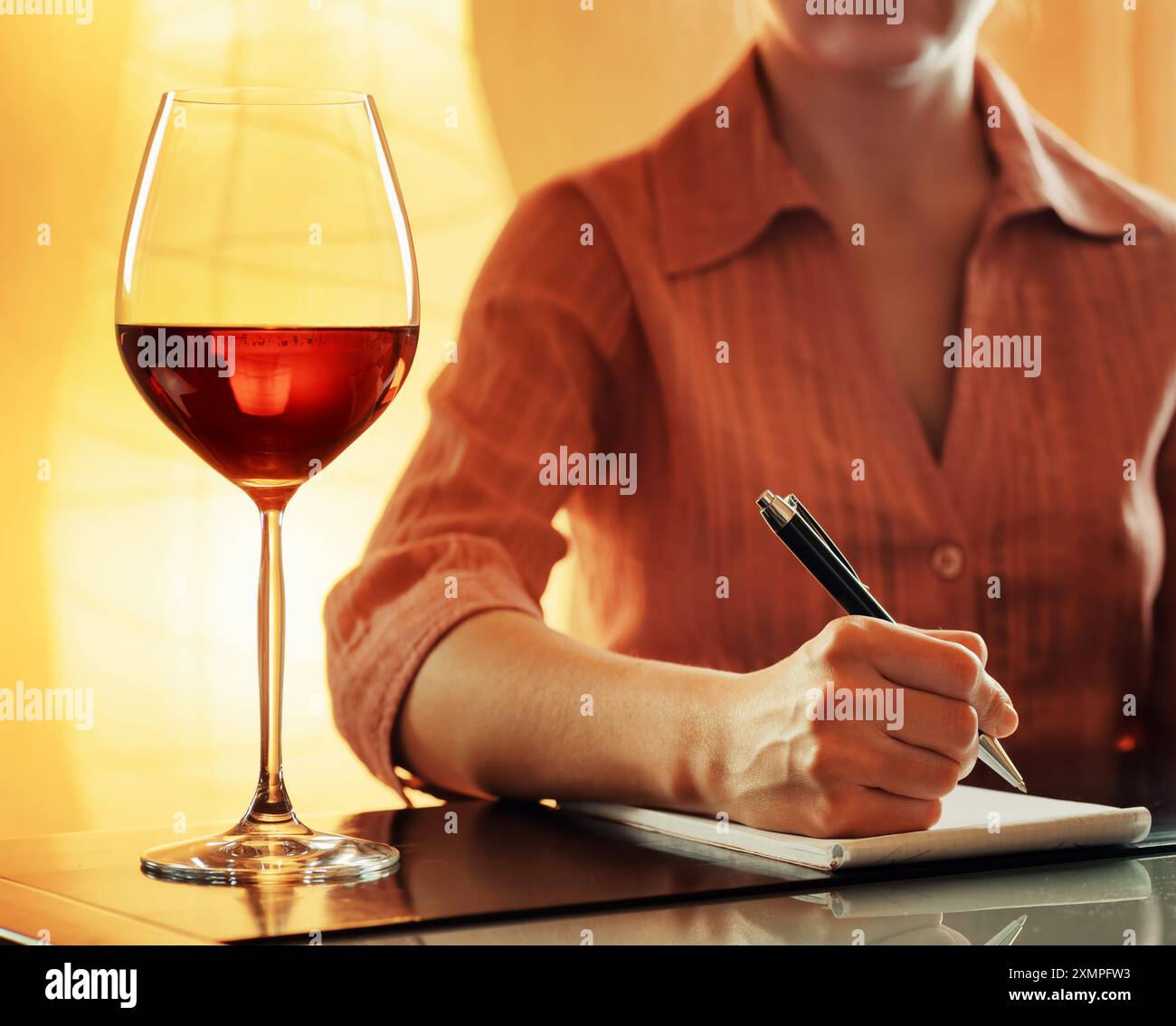 Degustazione di vini. Sommelier che prende appunti in un taccuino Foto Stock