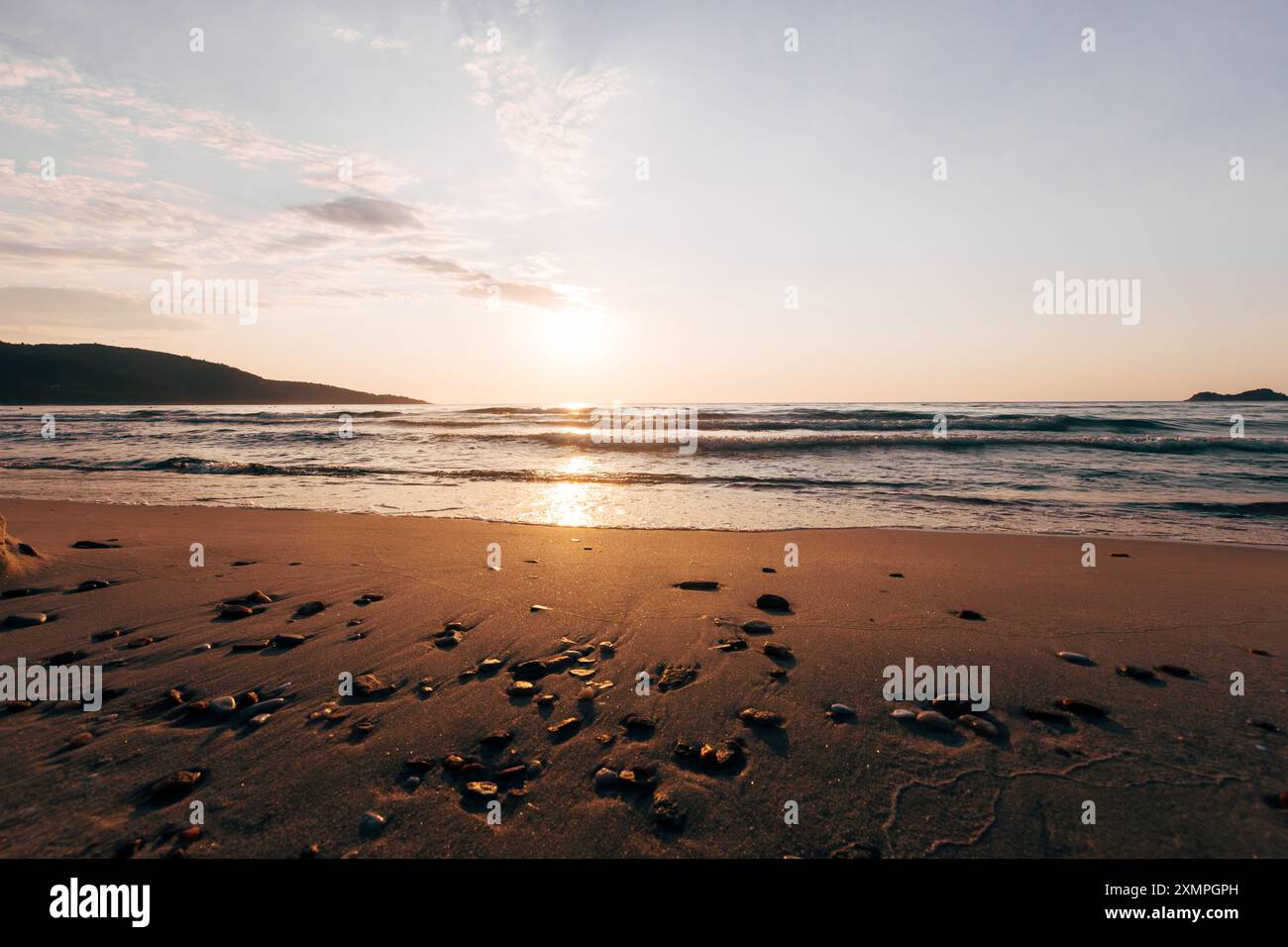 un tramonto sulla spiaggia di mare Foto Stock
