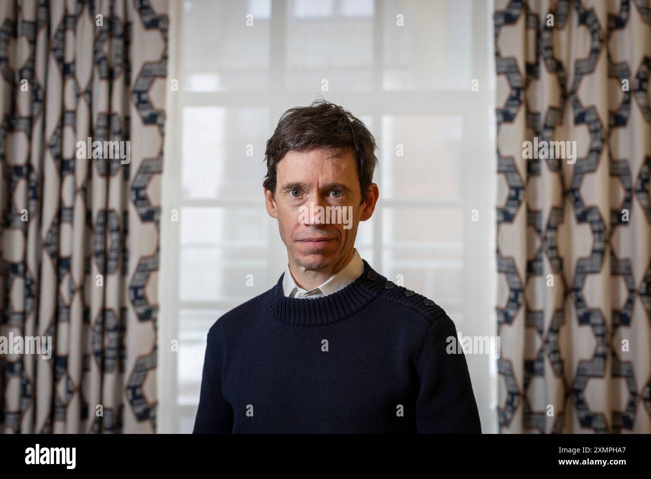Rory Stewart, accademico britannico, emittente televisiva, scrittore ed ex diplomatico e politico, fotografò a Londra, luglio 2024 Foto Stock