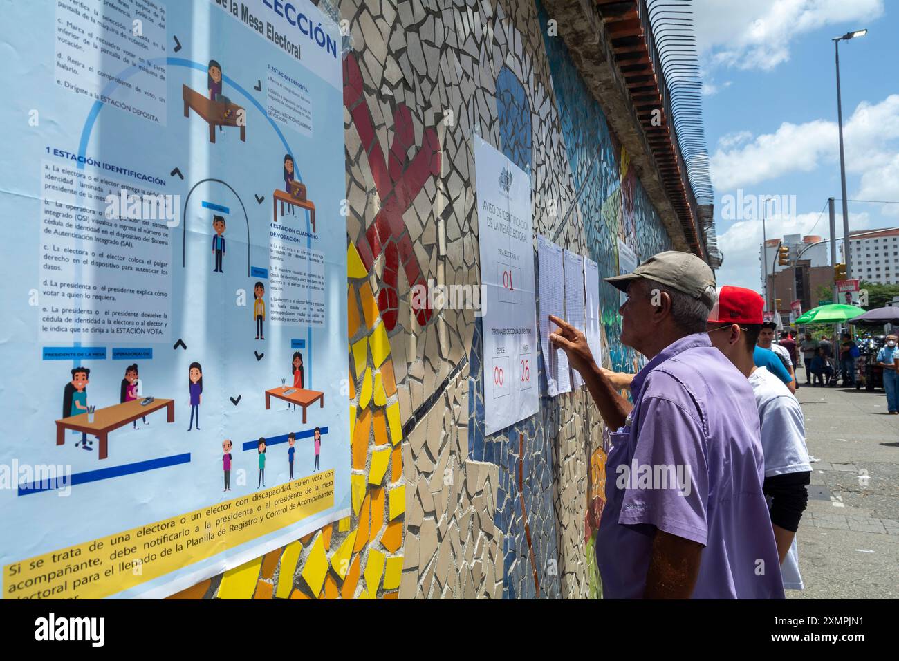 Giorno delle elezioni presidenziali in Venezuela, dove l'attuale presidente Nicolas Maduro e il candidato dell'opposizione Edmundo Gonzalez Urrutia Foto Stock