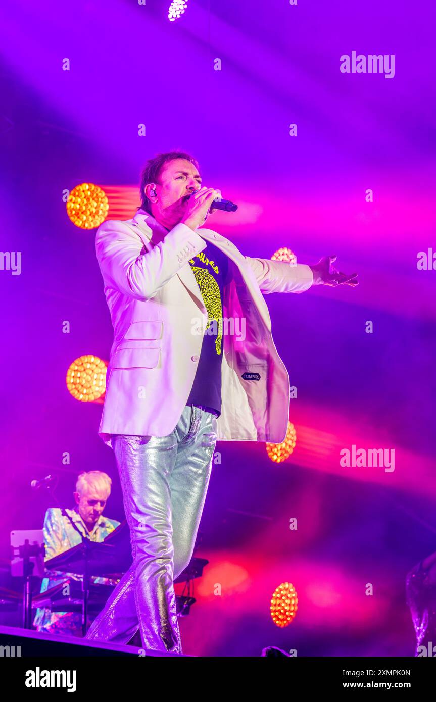 Henham Park, Suffolk, Regno Unito. 28 luglio 2024. Il cantante e cantautore Simon LeBon e la sua band pop rock inglese Duran Duran hanno fatto da headliner sul palco Obelisk al Latitude Festival. Crediti: ernesto rogata/Alamy Live News Foto Stock