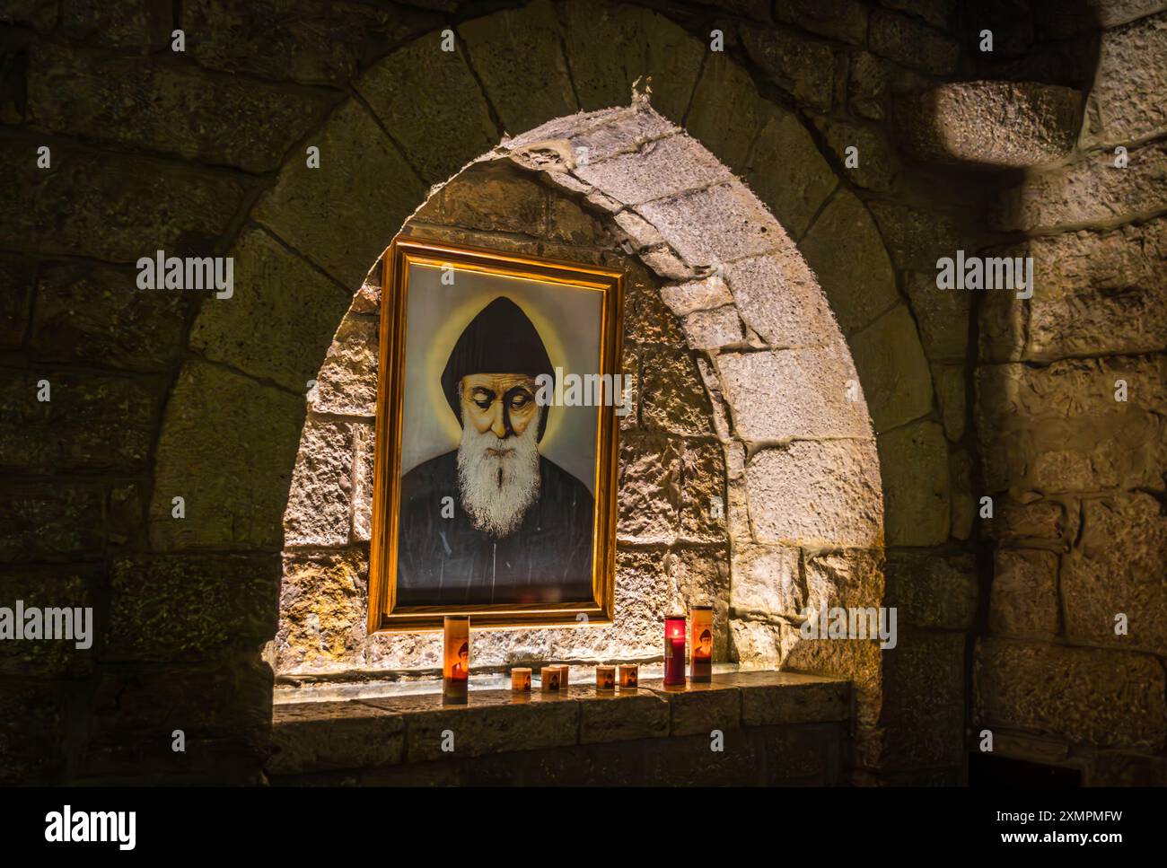 L'immagine di San Charbel, un monaco cristiano maronita, nella grotta del monastero di San Maroun, Libano. Foto Stock