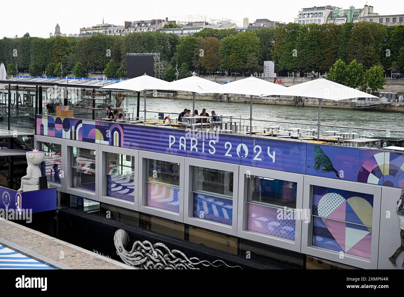 Parigi (Francia): Turisti in barca, sulla Senna, prima dell'inizio delle Olimpiadi di Parigi 2024. Foto Stock