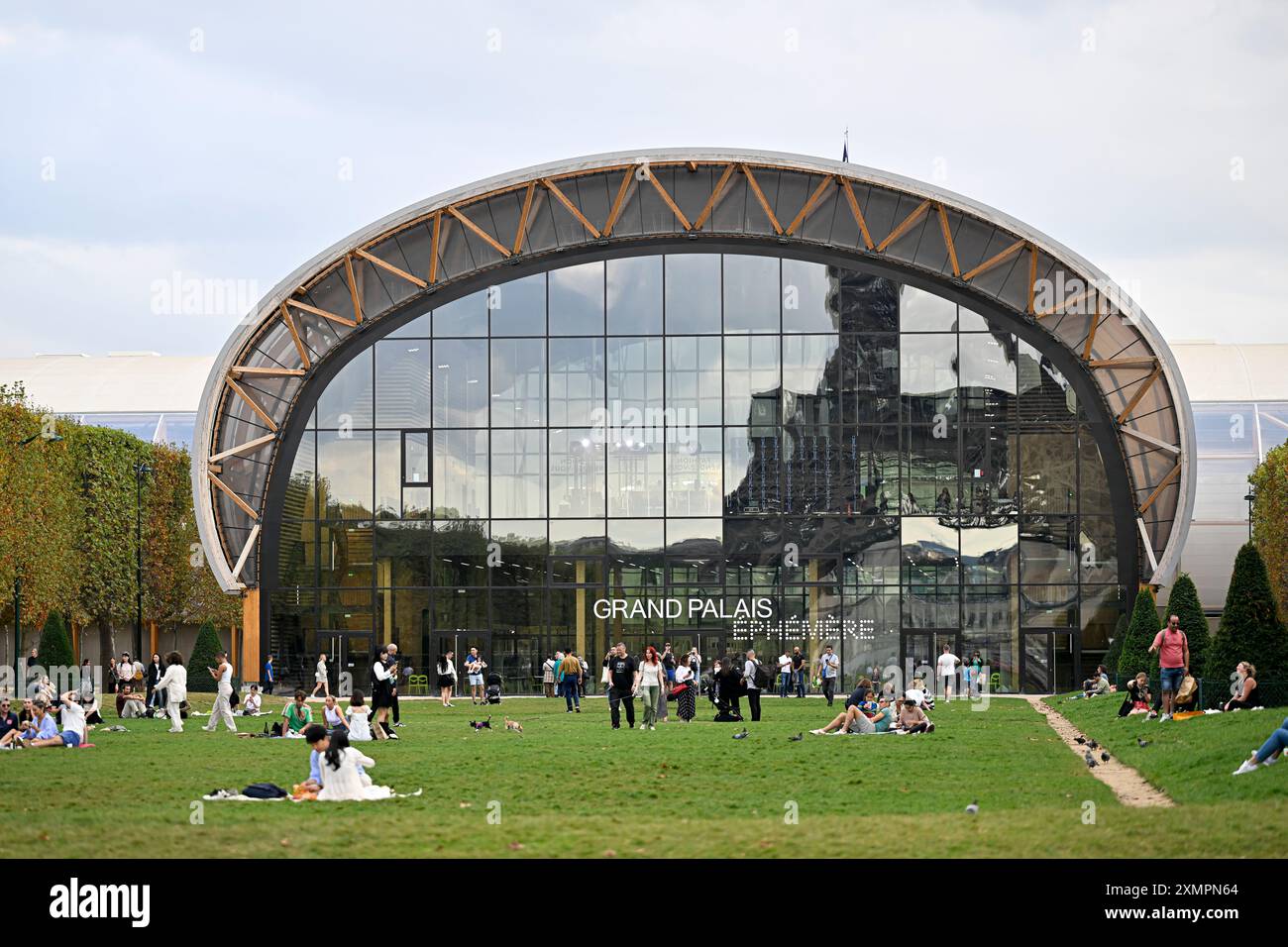 Parigi (Francia): Il Grand Palais ephemere, una sala espositiva temporanea nel campo di Marte, sede dei Giochi Olimpici di Parigi del 2024, dell'architetto Jean-M. Foto Stock