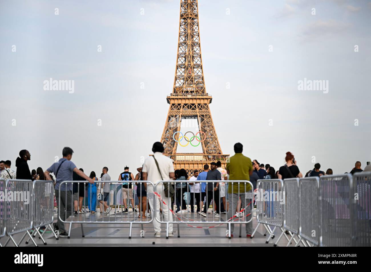 Parigi (Francia): Turisti in "Esplanade du Trocadero" guardando la Torre Eiffel con gli anelli olimpici per i Giochi Olimpici di Parigi 2024. Sicurezza barri Foto Stock