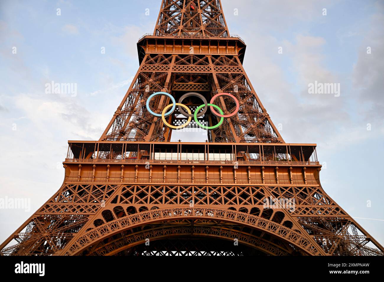 Parigi (Francia): La Torre Eiffel con gli anelli olimpici per i Giochi Olimpici di Parigi 2024 Foto Stock