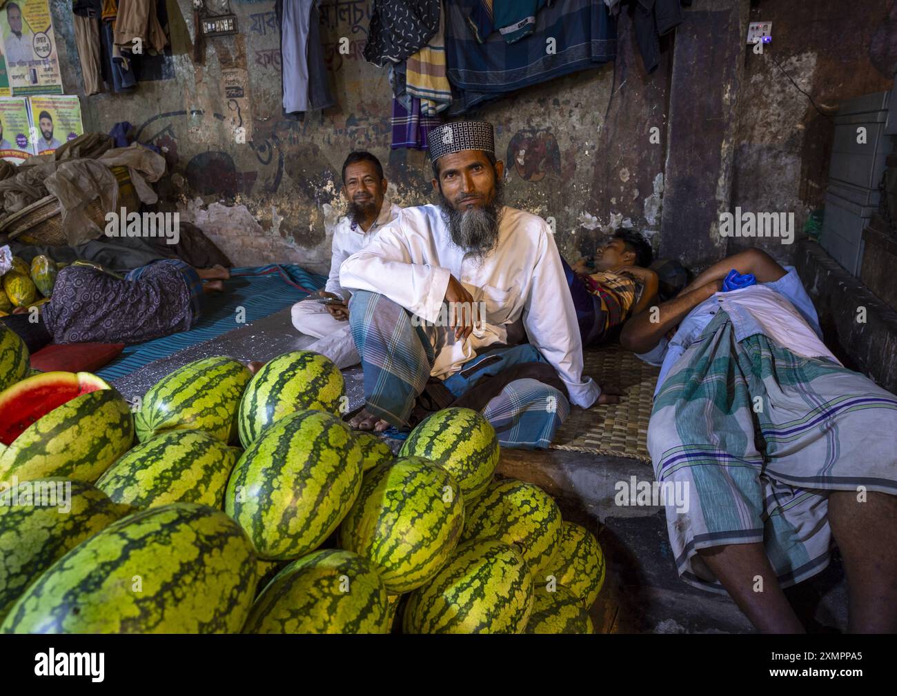 Uomo del Bangladesh che vende angurie al mercato di Kawran Bazar, Divisione di Dacca, Dacca, Bangladesh Foto Stock