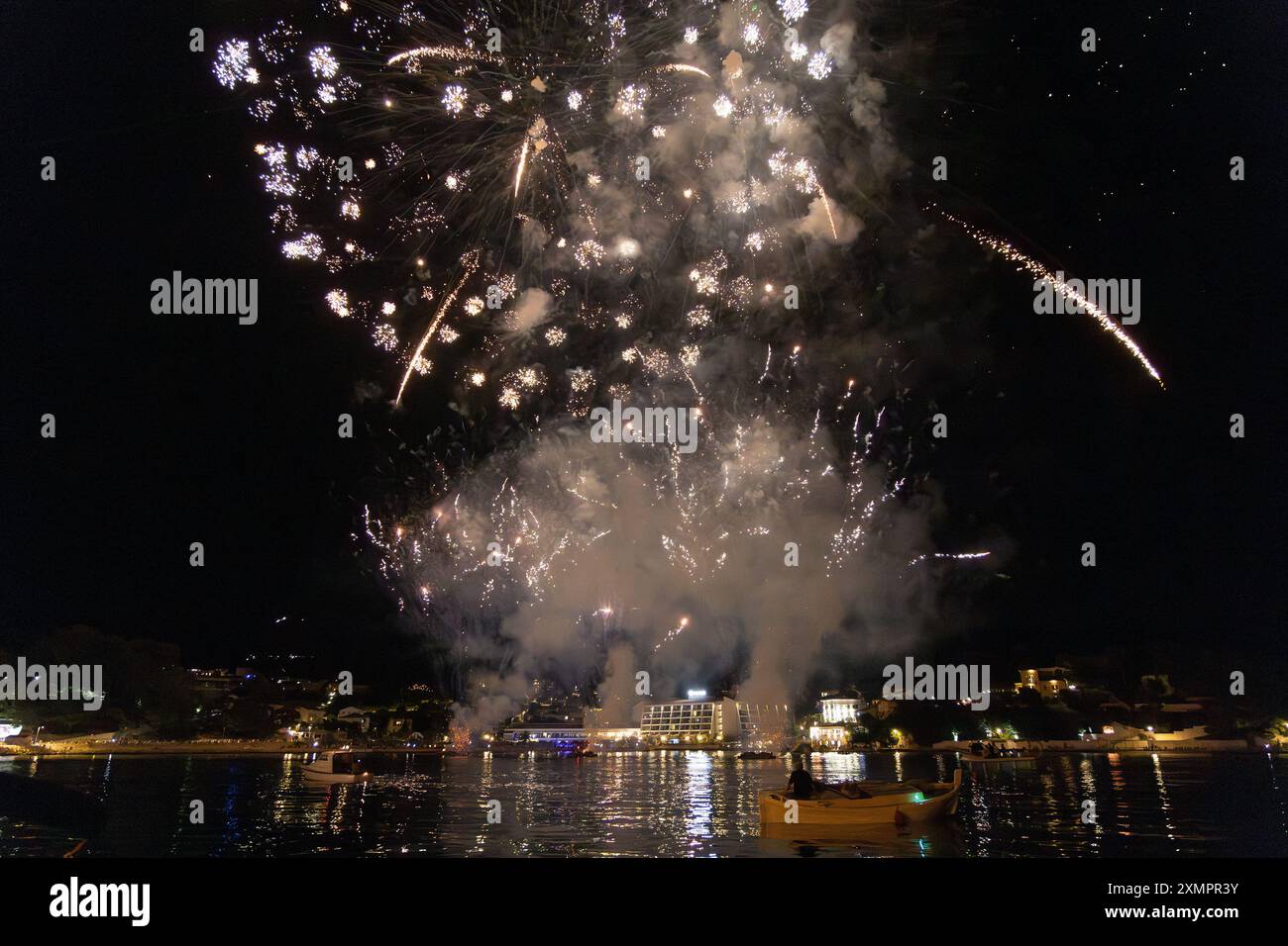 Fuochi d'artificio su Rab Town, Croazia Foto Stock