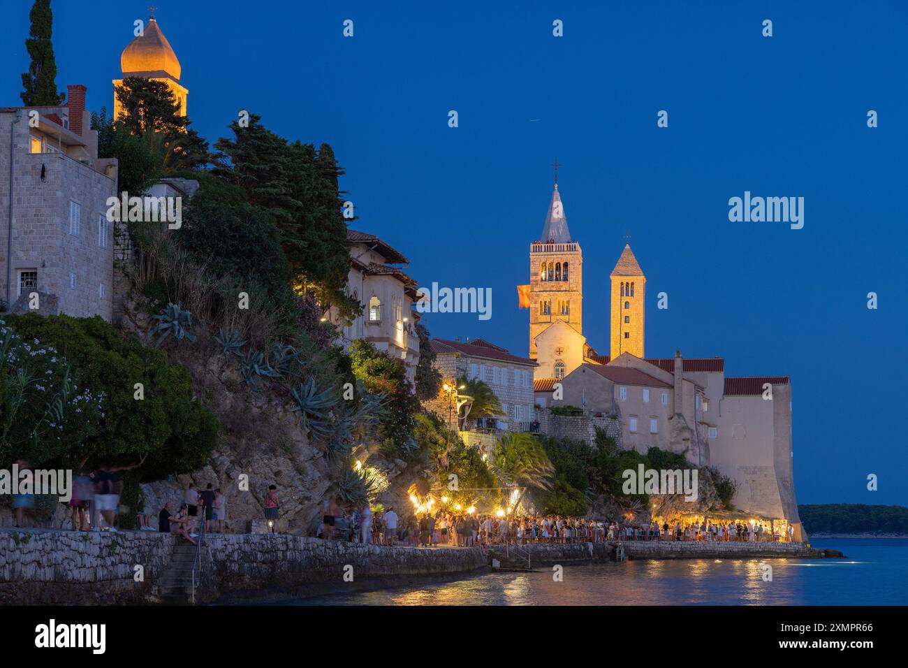 La città vecchia di Rab, al crepuscolo, il mare Adriatico in Croazia Foto Stock