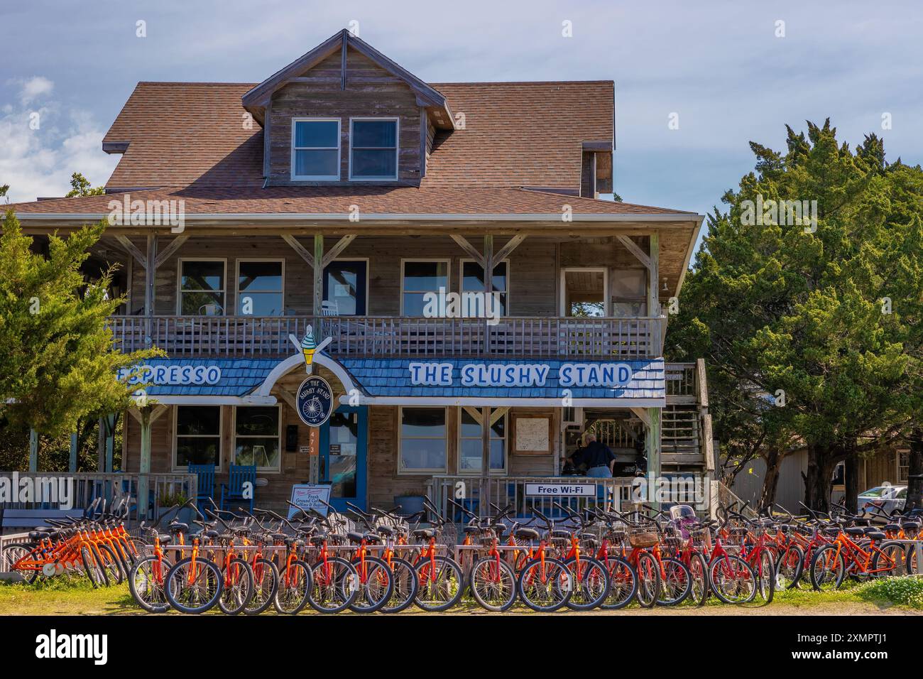 Ocracoke Island, Outer Banks, North Carolina, USA - 16 aprile 2024: Negozio dove si possono noleggiare biciclette per visitare l'isola. Foto Stock