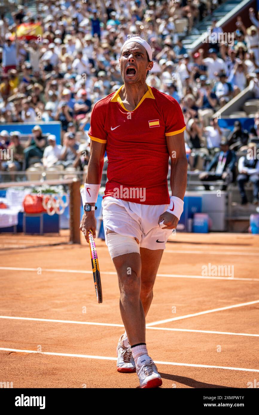 Parigi, Francia. 29 luglio 2024. Rafael Nadal di Spagna celebra dopo aver rotto il servizio durante la partita di tennis maschile Novak Djokovic contro Rafael Nadal alle XXXIII Olimpiadi, Parigi 2024 al Roland Garros, Parigi, Francia (Richard Callis/SPP) credito: SPP Sport Press Photo. /Alamy Live News Foto Stock