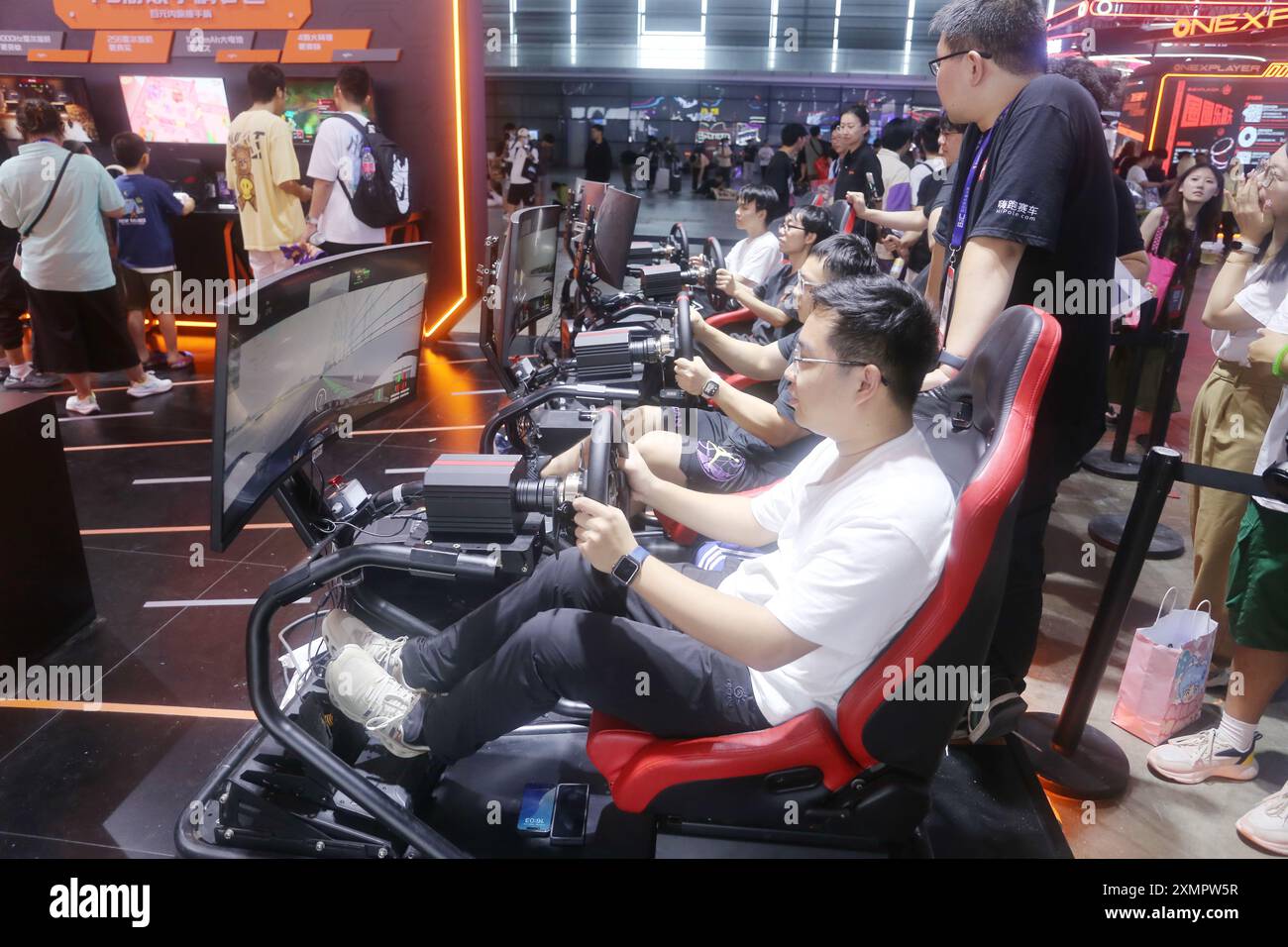 Shanghai, Cina. 29 luglio 2024. I visitatori stanno sperimentando un gioco di rilevamento del movimento di corsa al ChinaJoy 2024 di Shanghai, Cina, il 26 luglio 2024. (Foto di Costfoto/NurPhoto) credito: NurPhoto SRL/Alamy Live News Foto Stock