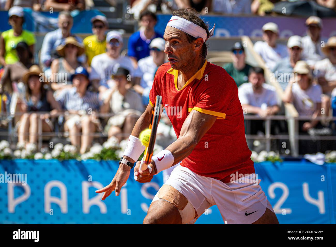 Parigi, Francia. 29 luglio 2024. Rafael Nadal di Spagna gioca a volley preliminare durante la partita di tennis maschile Novak Djokovic contro Rafael Nadal alle XXXIII Olimpiadi, Parigi 2024 al Roland Garros, Parigi, Francia (Richard Callis/SPP) credito: SPP Sport Press Photo. /Alamy Live News Foto Stock
