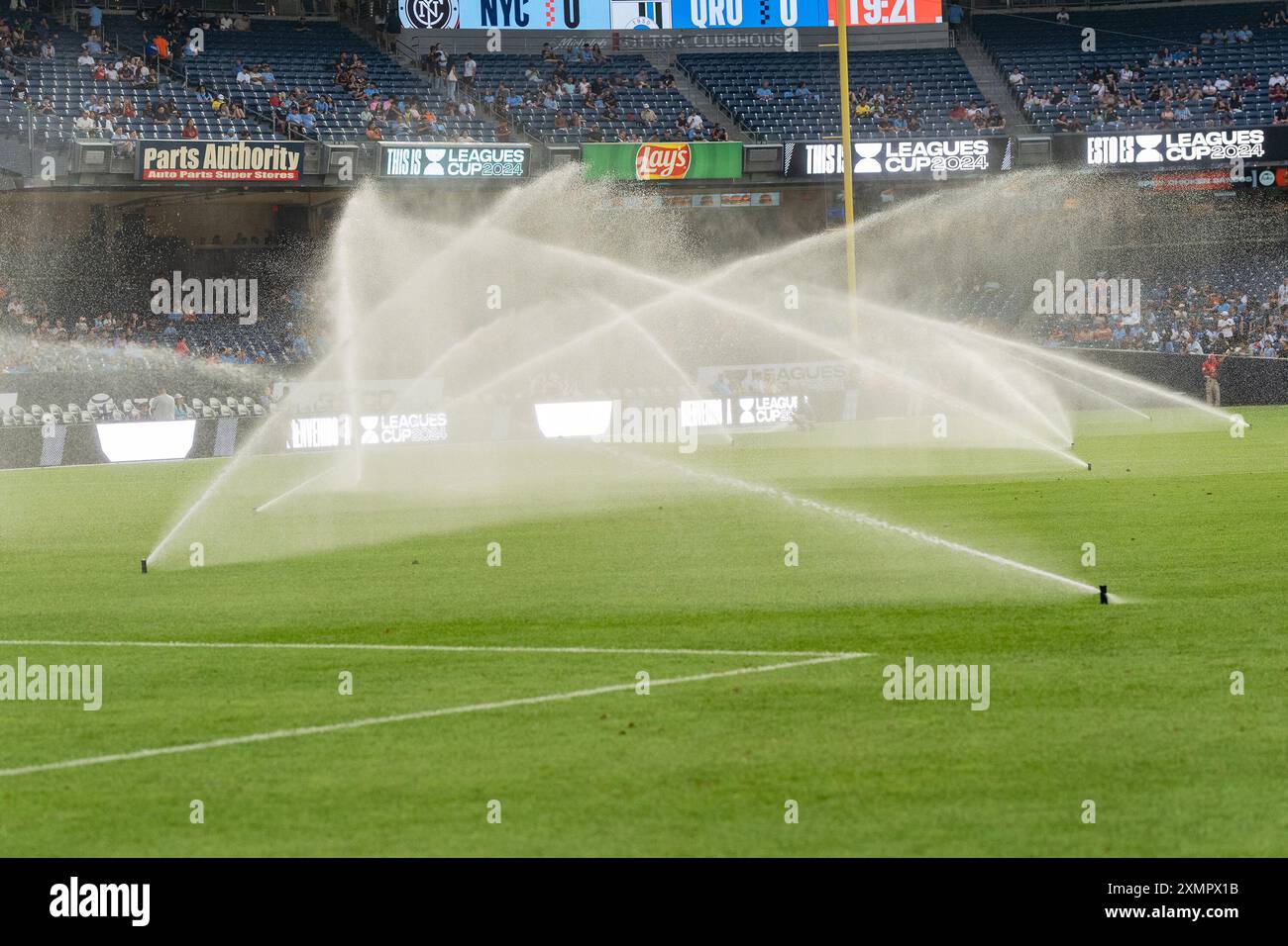 New York, Stati Uniti. 28 luglio 2024. Il campo viene innaffiato prima della partita di League Cup tra NYCFC e Queretaro FC allo Yankee Stadium di New York. NYCFC vince ai calci di rigore dopo che l'incontro è terminato in pareggio senza reti (foto di Lev Radin/Pacific Press) credito: Pacific Press Media Production Corp./Alamy Live News Foto Stock