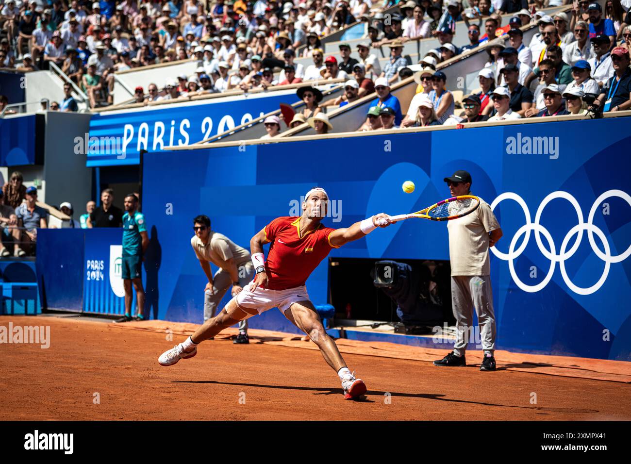 Parigi, Francia. 29 luglio 2024. Rafael Nadal di Spagna si allunga per il tiro in fronte durante la partita di tennis maschile Novak Djokovic contro Rafael Nadal alle XXXIII Olimpiadi, Parigi 2024 al Roland Garros, Parigi, Francia (Richard Callis/SPP) credito: SPP Sport Press Photo. /Alamy Live News Foto Stock