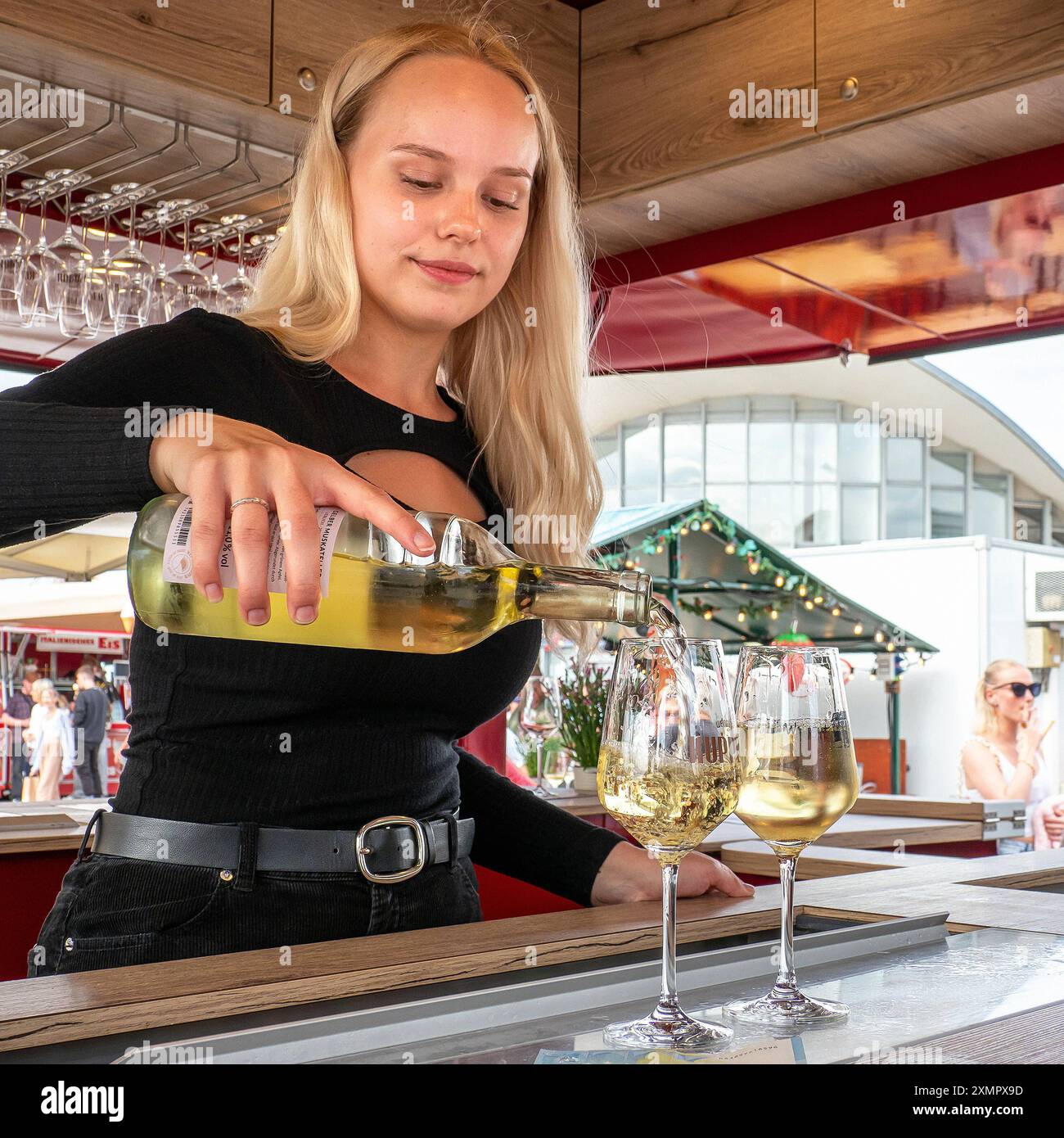 5) Warnemünder Weinfest am Leuchtturm - 27.07.2024: DAS 5. Warnemünder Weinfest vom 24. bis 28,07 verwandelte das Areal am Leuchtturm in ein Winzerdorf. MIT 18 Anbietern, darunter acht Winzern aus den renommierten deutschen Weinregionen Nahe, Rheinland-Pfalz, Rheinhessen, Rheingau und der Mosel, War das Fest so vielfältig wie nie zuvor, so der Initiator Heiko Lange, chef der Agentur in evidenza Gestione eventi MV. foto v. 27.07.2024 Rostock am Leuchtturm Mecklenburg-Vorpommern Deutschland *** 5 Warnemünde Wine Festival al Faro 27 07 2024 il 5 Warnemünde Wine Festival dal 24 al 28 0 Foto Stock