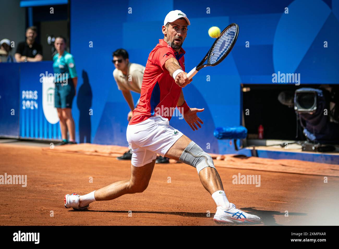 Parigi, Francia. 29 luglio 2024. Novak Djokovic di Serbia gioca a backhand shot durante la partita di tennis maschile Novak Djokovic contro Rafael Nadal alle XXXIII Olimpiadi di Parigi 2024 al Roland Garros, Parigi, Francia (Richard Callis/SPP) credito: SPP Sport Press Photo. /Alamy Live News Foto Stock