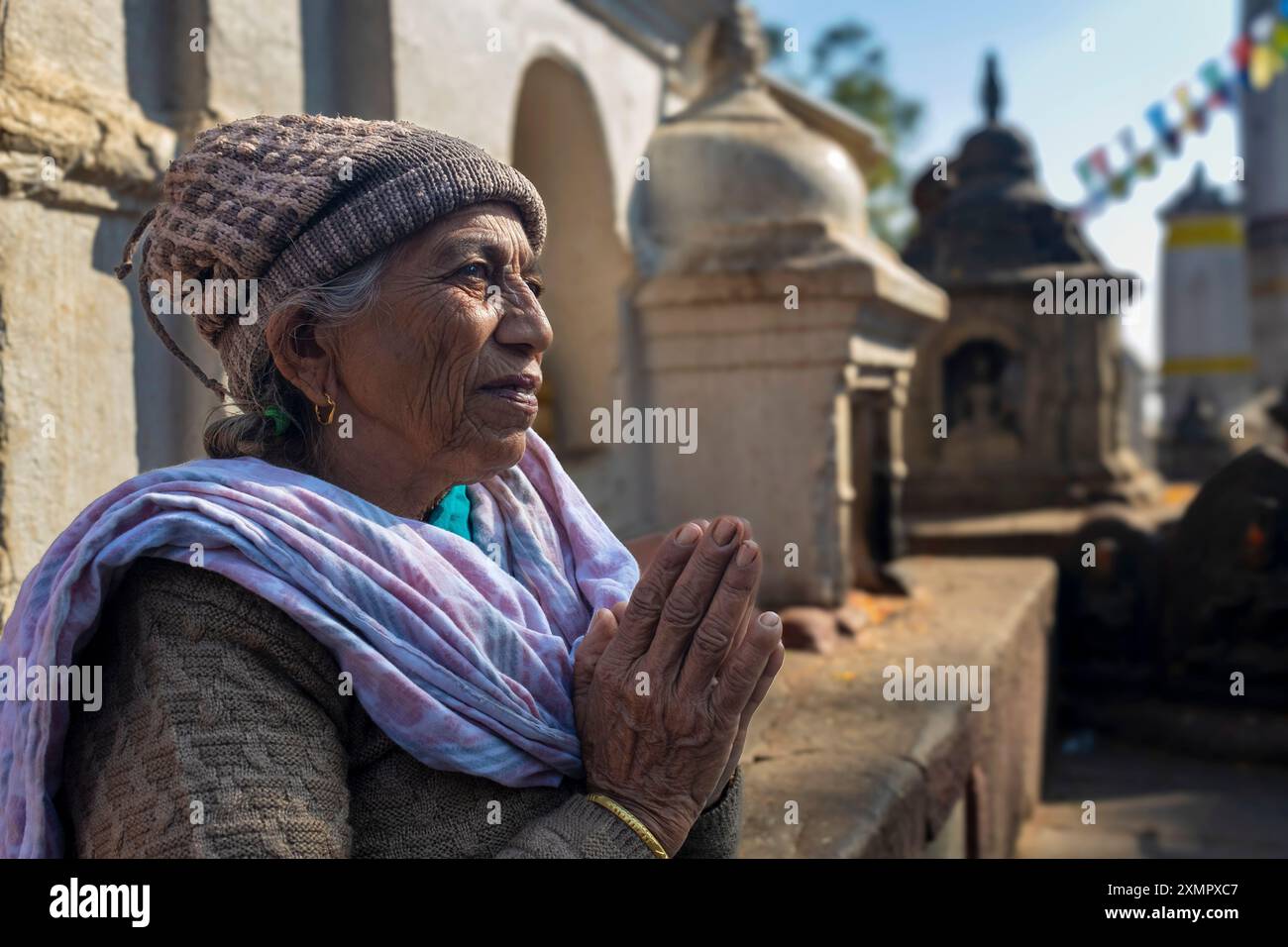 Il adoratore prega al Tempio delle scimmie di Swayambhunath, Kathmandu, Nepal Foto Stock