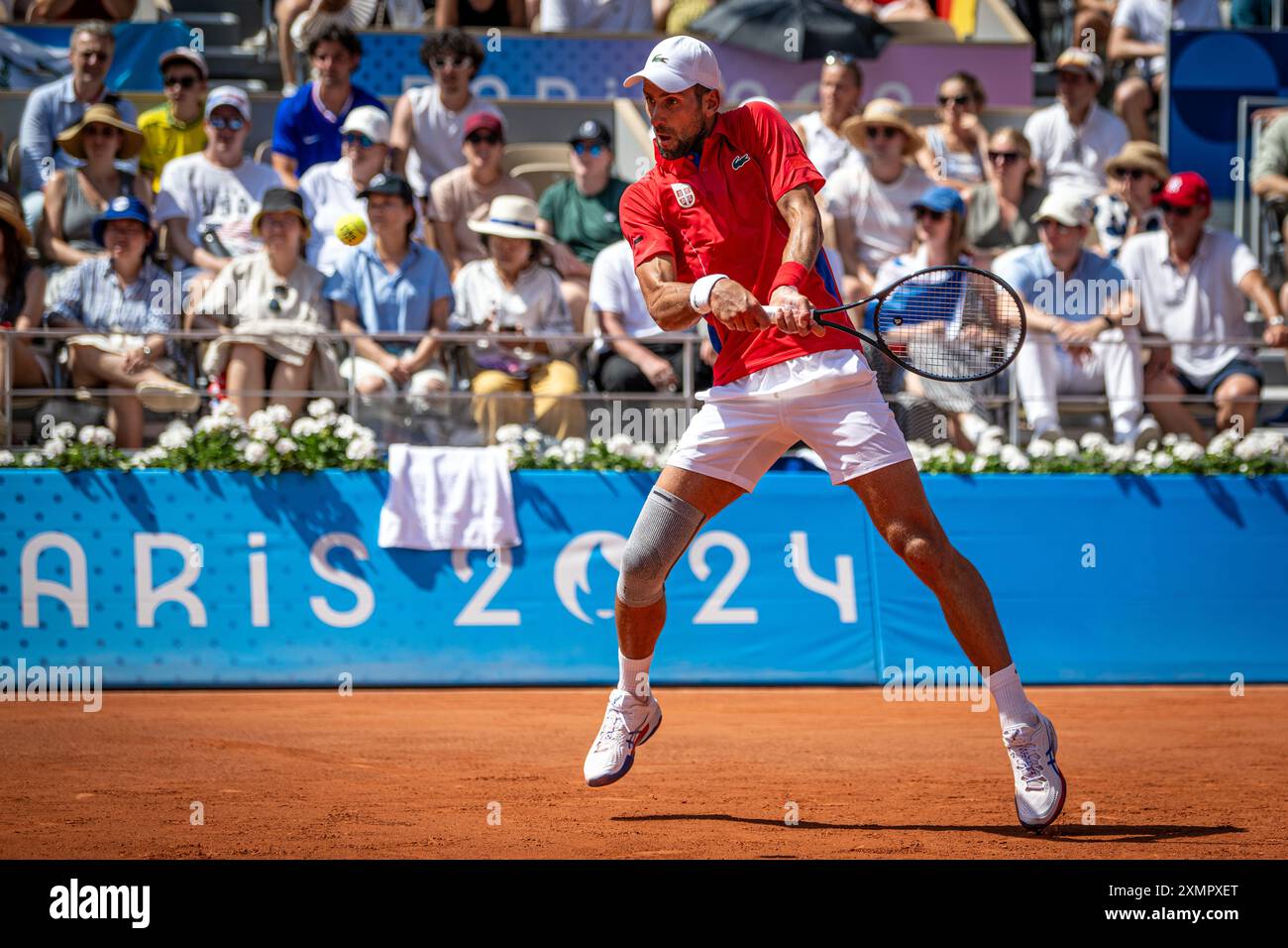 Parigi, Francia. 29 luglio 2024. Novak Djokovic di Serbia gioca a backhand shot durante la partita di tennis maschile Novak Djokovic contro Rafael Nadal alle XXXIII Olimpiadi di Parigi 2024 al Roland Garros, Parigi, Francia (Richard Callis/SPP) credito: SPP Sport Press Photo. /Alamy Live News Foto Stock