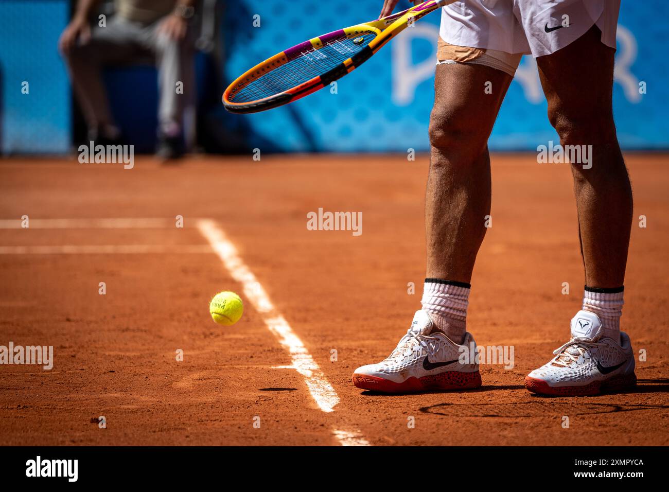 Parigi, Francia. 29 luglio 2024. Pallone ai piedi di Rafael Nadal di Spagna che si prepara a servire durante la partita di tennis maschile Novak Djokovic contro Rafael Nadal alle XXXIII Olimpiadi, Parigi 2024 al Roland Garros, Parigi, Francia (Richard Callis/SPP) credito: SPP Sport Press Photo. /Alamy Live News Foto Stock