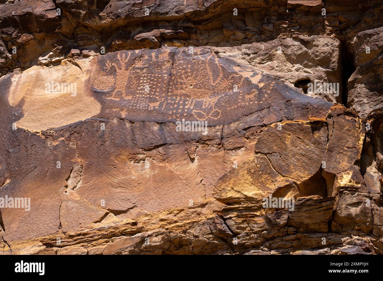 Un'arte rupestre della cultura Fremont dei nativi americani pre-ispanici o un pannello di incisioni rupestri nel Nine Mile Canyon, Utah. Foto Stock