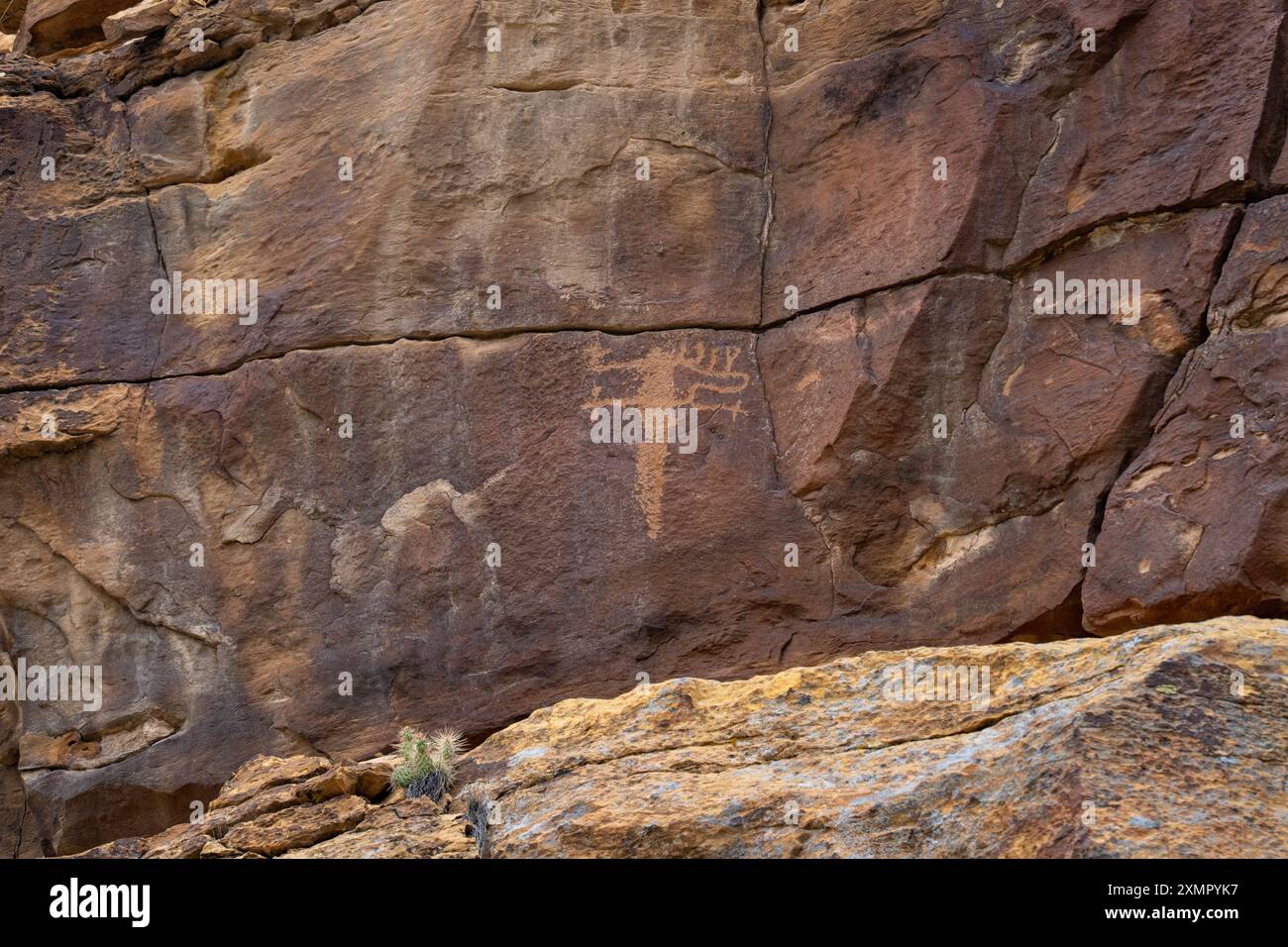 Un'arte rupestre della cultura Fremont dei nativi americani pre-ispanici o un pannello di incisioni rupestri nel Nine Mile Canyon, Utah. Foto Stock