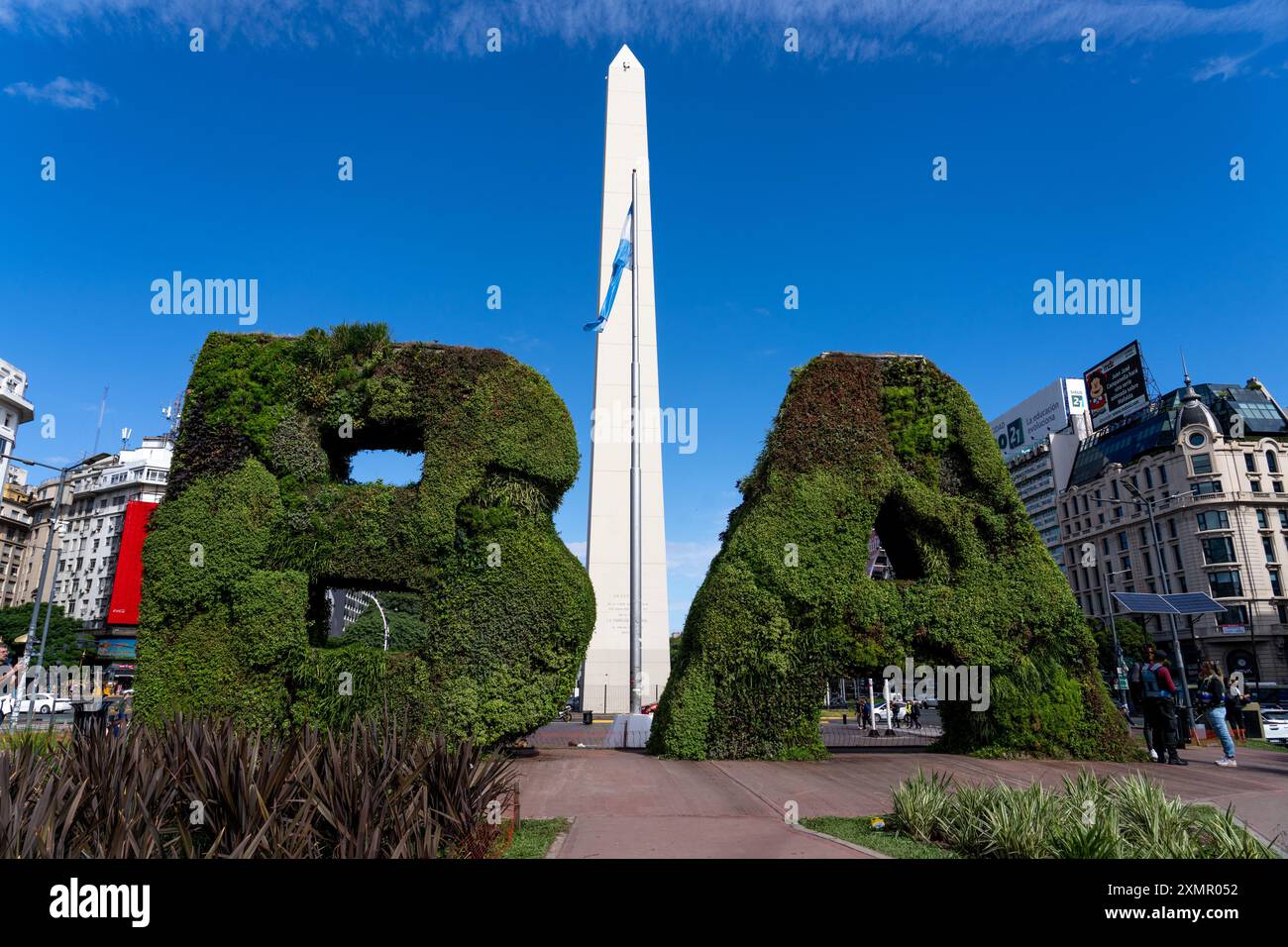 Il topiario e l'obelisco di Buenos AIresin la piazza della Repubblica a Buenos Aires, Argentina. Foto Stock