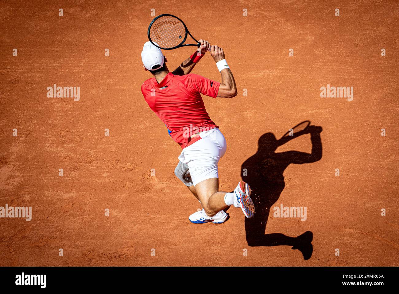 Parigi, Francia. 29 luglio 2024. Novak Djokovic di Serbia gioca a backhand shot durante la partita di tennis maschile Novak Djokovic contro Rafael Nadal alle XXXIII Olimpiadi di Parigi 2024 al Roland Garros, Parigi, Francia (Richard Callis/SPP) credito: SPP Sport Press Photo. /Alamy Live News Foto Stock