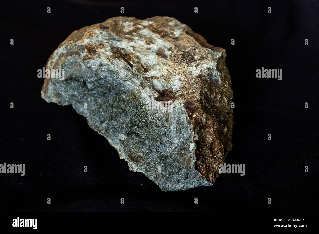 Un esemplare di Komatiite proveniente dal Sudafrica, su sfondo nero, Foto Stock