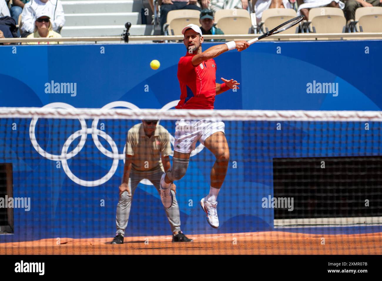 Parigi, Francia. 29 luglio 2024. Novak Djokovic della Serbia gioca a tiro in prima mano durante la partita di tennis maschile Novak Djokovic contro Rafael Nadal alle XXXIII Olimpiadi di Parigi 2024 al Roland Garros, Parigi, Francia (Richard Callis/SPP) credito: SPP Sport Press Photo. /Alamy Live News Foto Stock