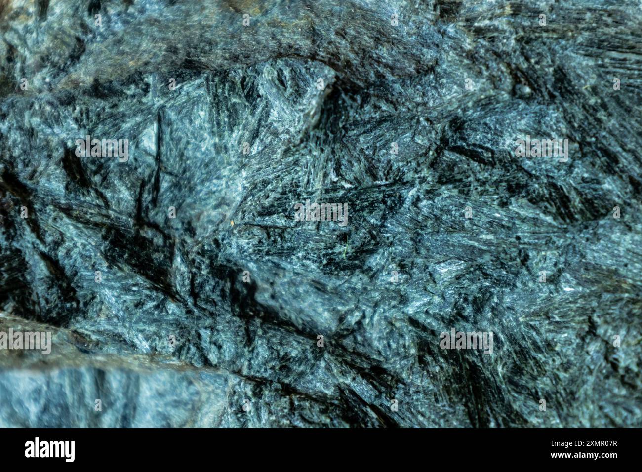 Vista ravvicinata dei cristalli verdi allungati di un campione di Komatiite Foto Stock