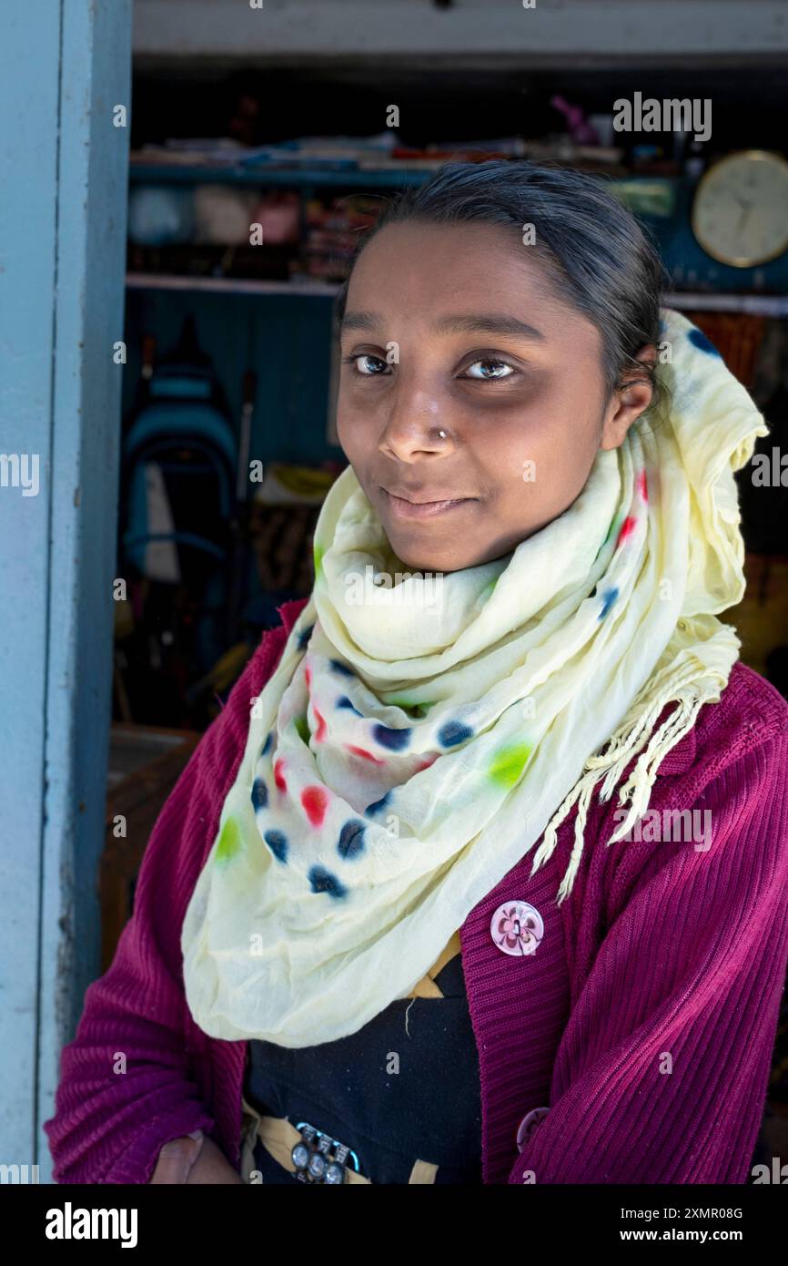 Ritratto di una giovane donna che lavora in un negozio di alimentari a conduzione familiare, Darjeeling, Bengala Occidentale, India, Asia Foto Stock