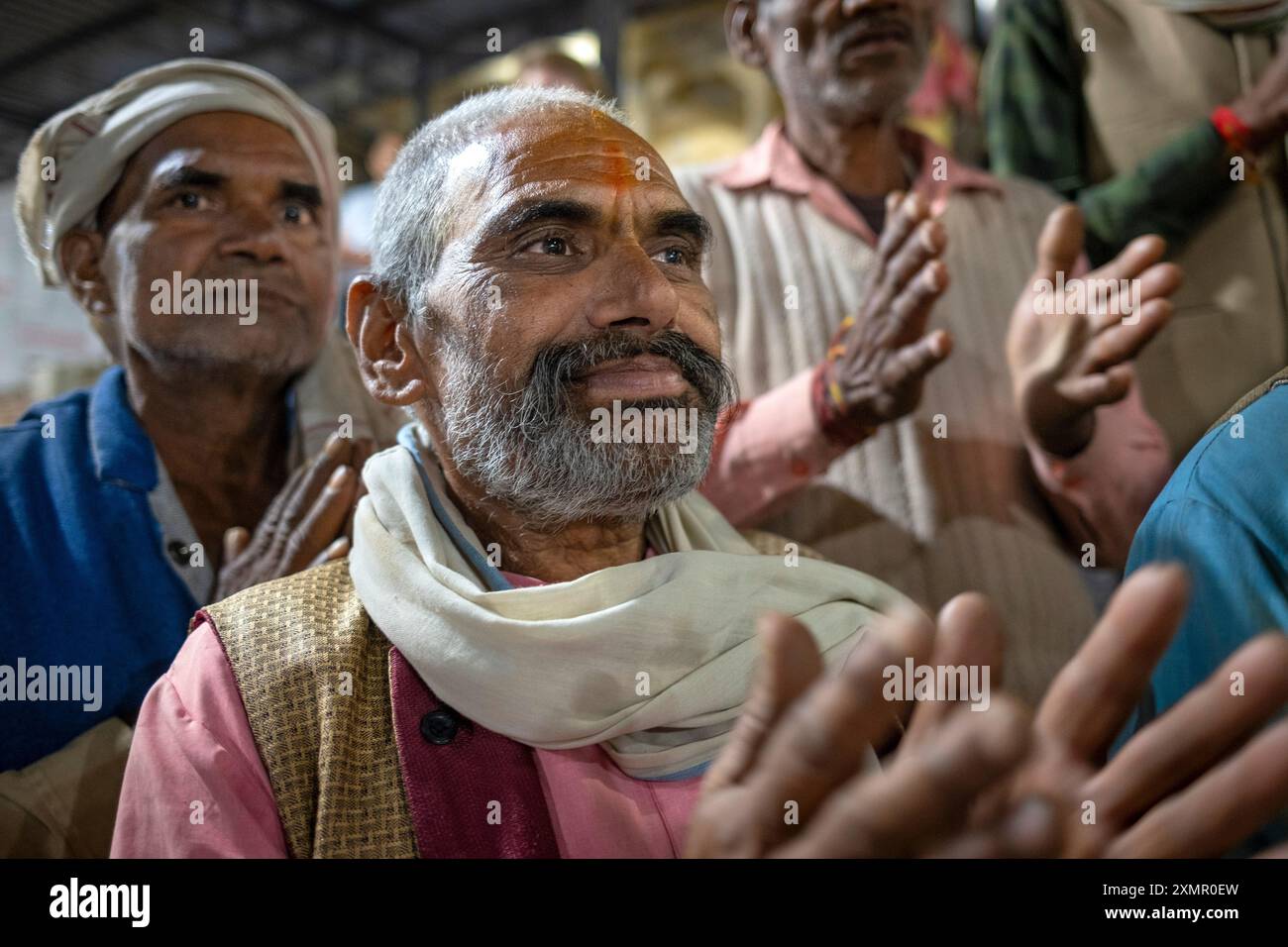 Il pellegrino canta insieme alla cerimonia della puja serale lungo il lago sacro Puskar, durante la Fiera dei cammelli di Pushkar, Pushkar, Rajasthan, India, Asia Foto Stock
