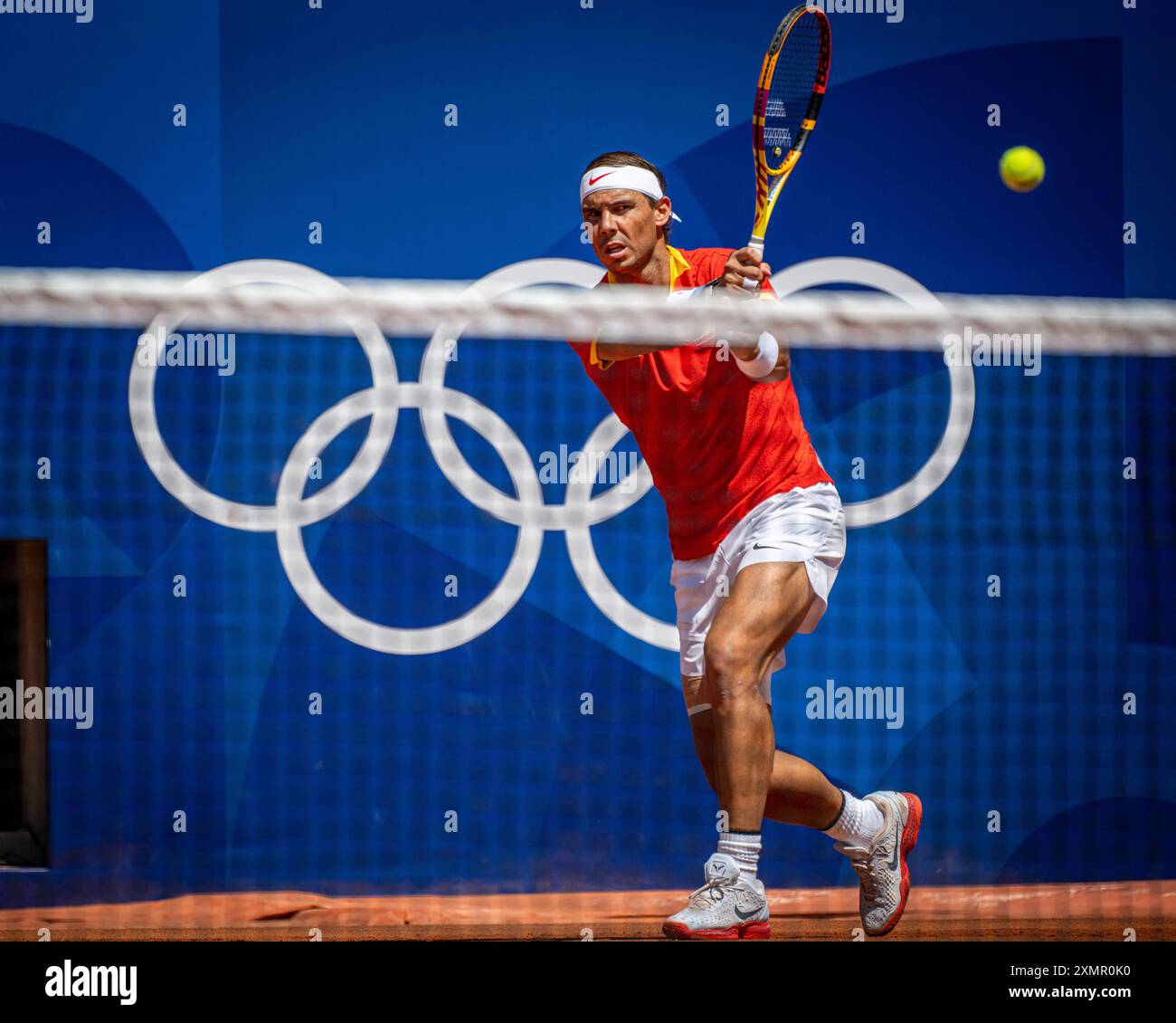 Parigi, Francia. 29 luglio 2024. Rafael Nadal di Spagna gioca a backhand shot durante la partita di tennis maschile Novak Djokovic contro Rafael Nadal alle XXXIII Olimpiadi, Parigi 2024 al Roland Garros, Parigi, Francia (Richard Callis/SPP) credito: SPP Sport Press Photo. /Alamy Live News Foto Stock
