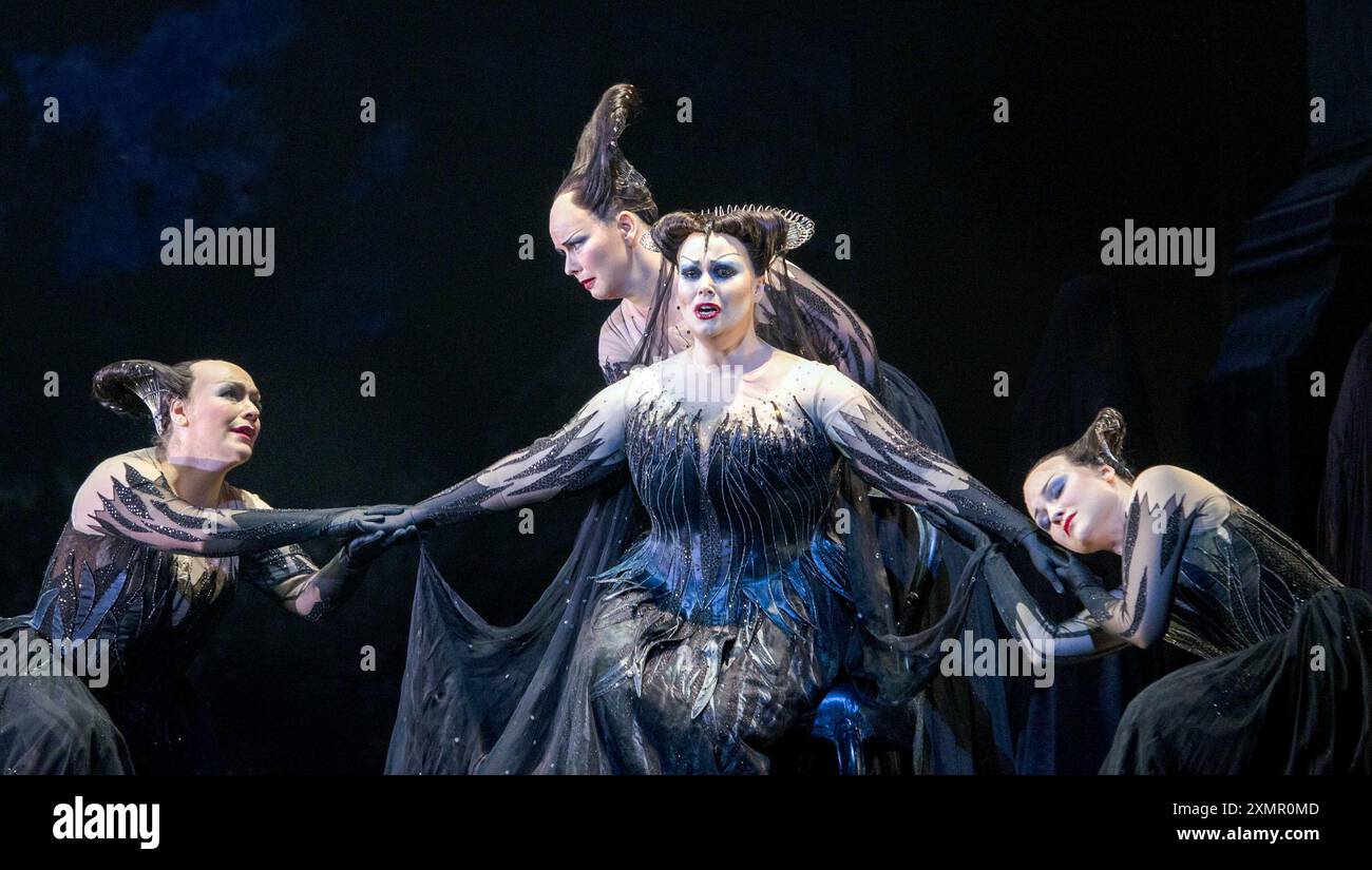 l-r: Elisabeth Meister (First Lady), Gaynor Keeble (Third Lady), Jessica Pratt (Queen of the Night), Kai Ruutel (Second Lady) in DIE ZAUBERFLOTE di Mozart alla Royal Opera, Covent Garden, Londra WC2 01/02/2011 musica: Wolfgang Amadeus Mozart libretto: Emanuel Schikaneder direttore: Colin Davis design: John F Macfarlane illuminazione: Paule Constable coreografo: Leah Hausman regista originale: David McVicar Foto Stock