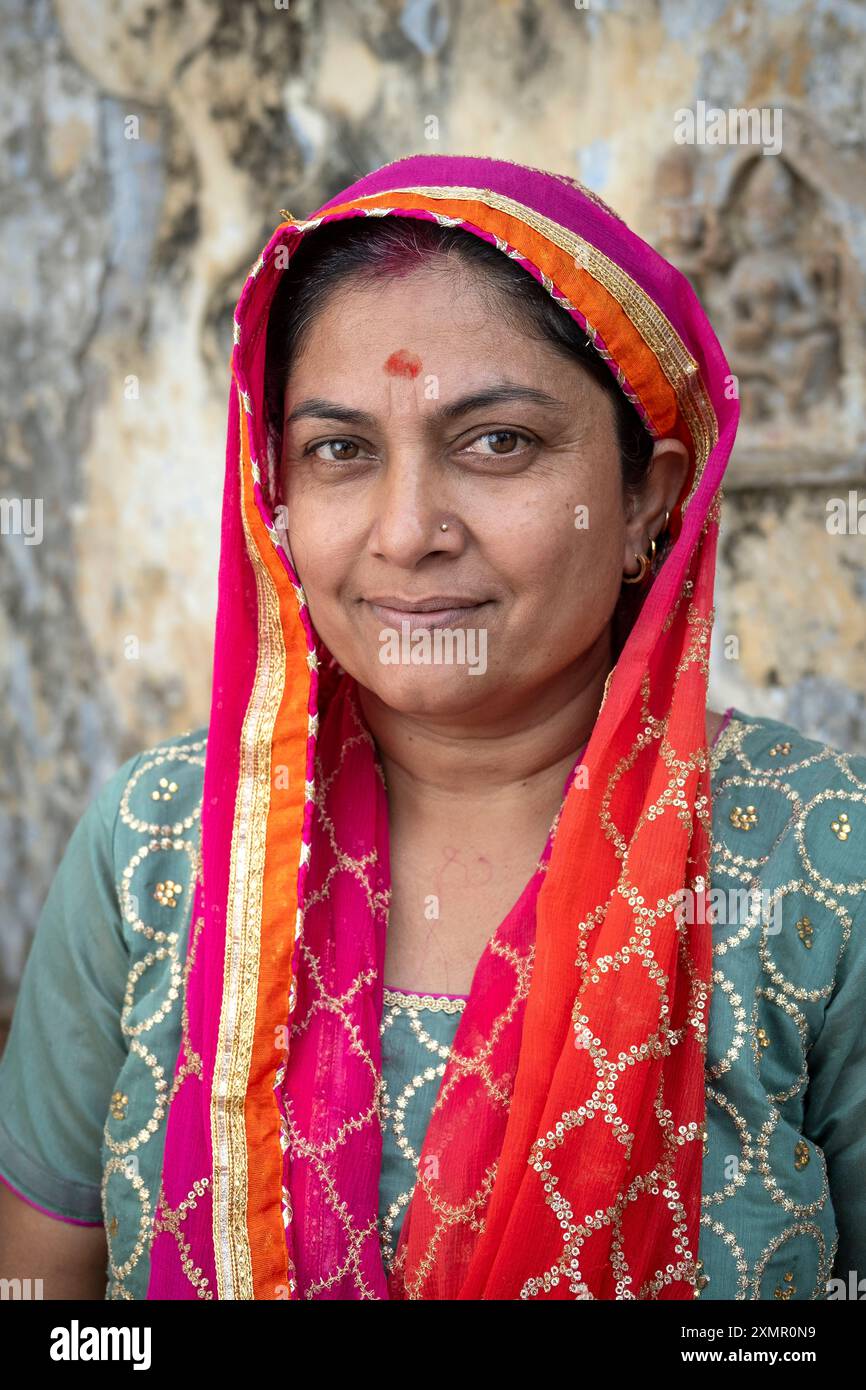 Donna in sari tradizionali arriva a Bathing ghat lungo il sacro lago Puskar, durante la fiera dei cammelli di Puskar, Puskar, Rajasthan, India, Asia Foto Stock