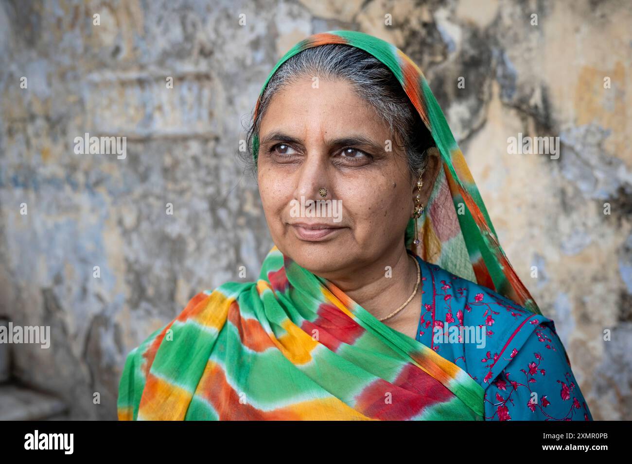 Donna in sari tradizionali arriva a Bathing ghat lungo il sacro lago Puskar, durante la fiera dei cammelli di Puskar, Puskar, Rajasthan, India, Asia Foto Stock