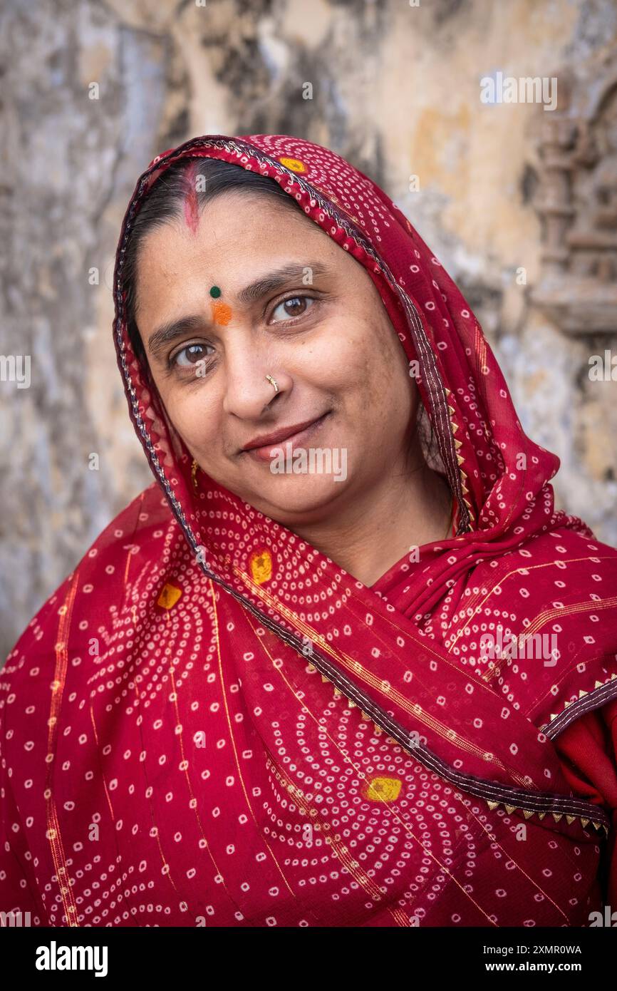Donna in sari tradizionali arriva a Bathing ghat lungo il sacro lago Puskar, durante la fiera dei cammelli di Puskar, Puskar, Rajasthan, India, Asia Foto Stock