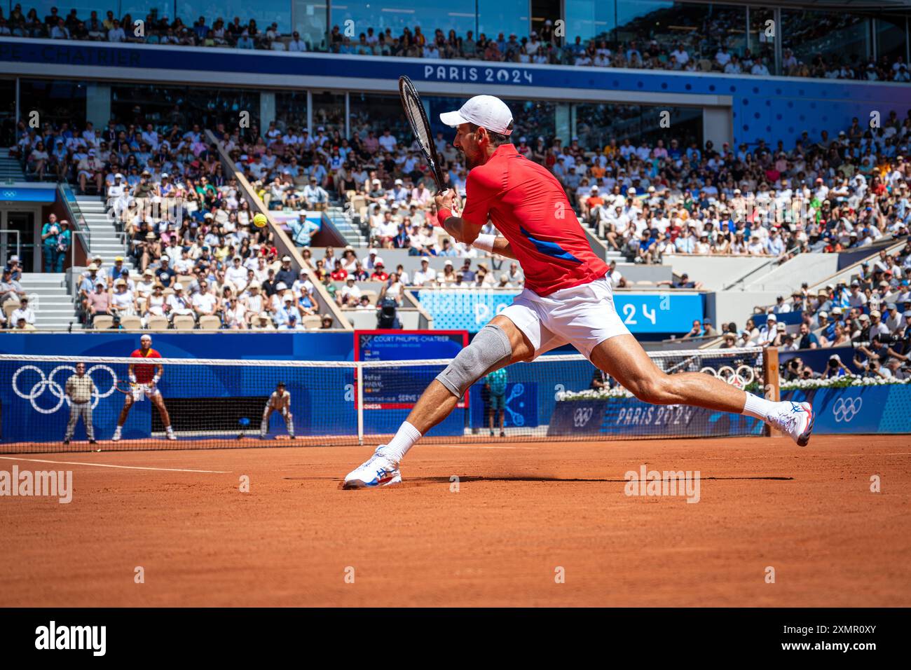 Parigi, Francia. 29 luglio 2024. Novak Djokovic di Serbia gioca a backhand shot durante la partita di tennis maschile Novak Djokovic contro Rafael Nadal alle XXXIII Olimpiadi di Parigi 2024 al Roland Garros, Parigi, Francia (Richard Callis/SPP) credito: SPP Sport Press Photo. /Alamy Live News Foto Stock