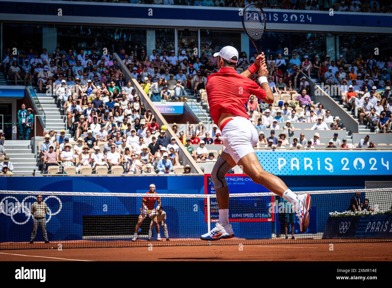 Parigi, Francia. 29 luglio 2024. Novak Djokovic di Serbia gioca a backhand shot durante la partita di tennis maschile Novak Djokovic contro Rafael Nadal alle XXXIII Olimpiadi di Parigi 2024 al Roland Garros, Parigi, Francia (Richard Callis/SPP) credito: SPP Sport Press Photo. /Alamy Live News Foto Stock
