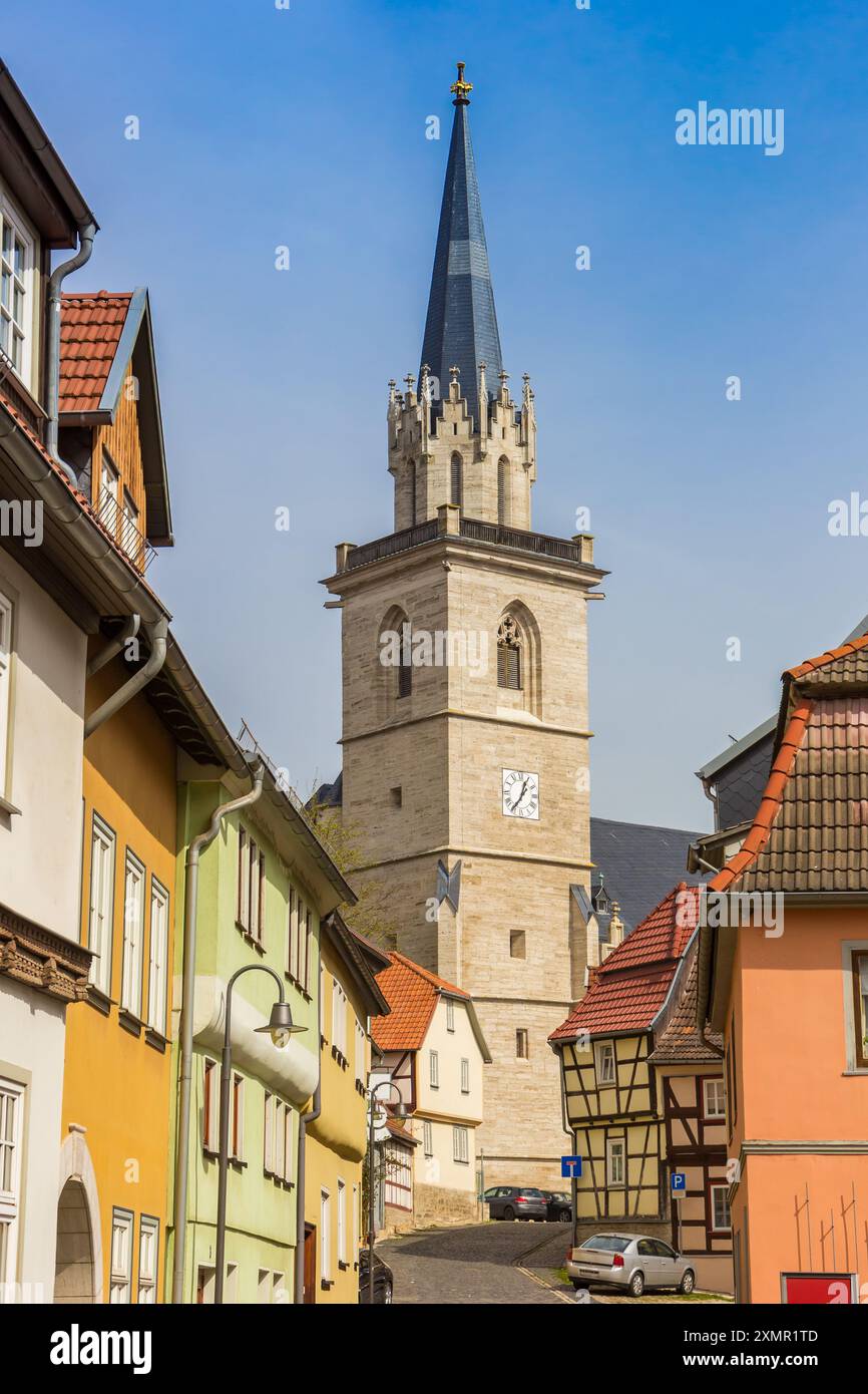 Case colorate di fronte alla chiesa di Santo Stefano a Bad Langensalza, Germania Foto Stock