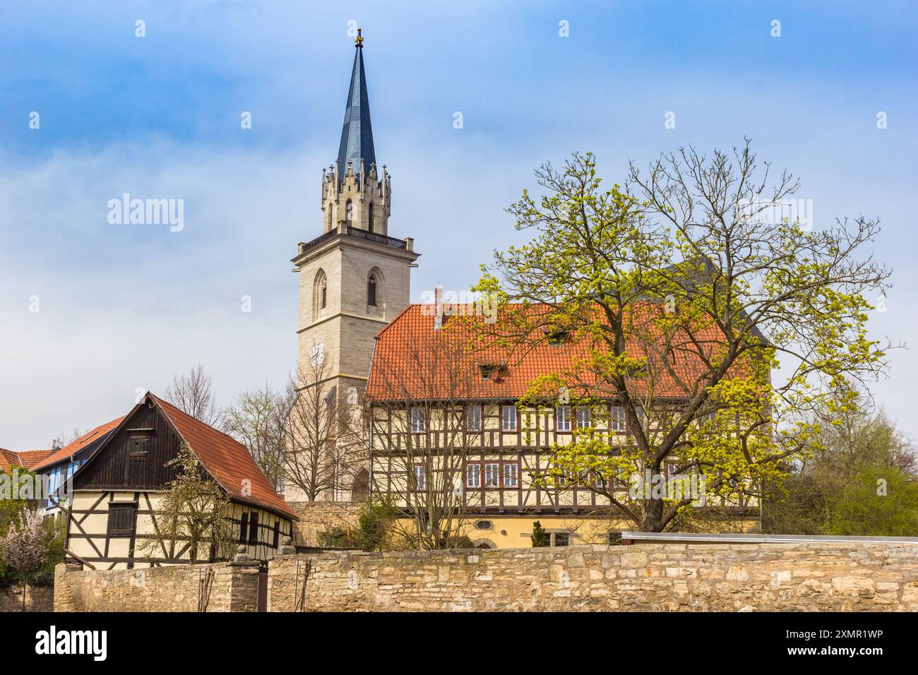 Case a graticcio di fronte alla chiesa di Santa a Bad Langensalza, Germania Foto Stock